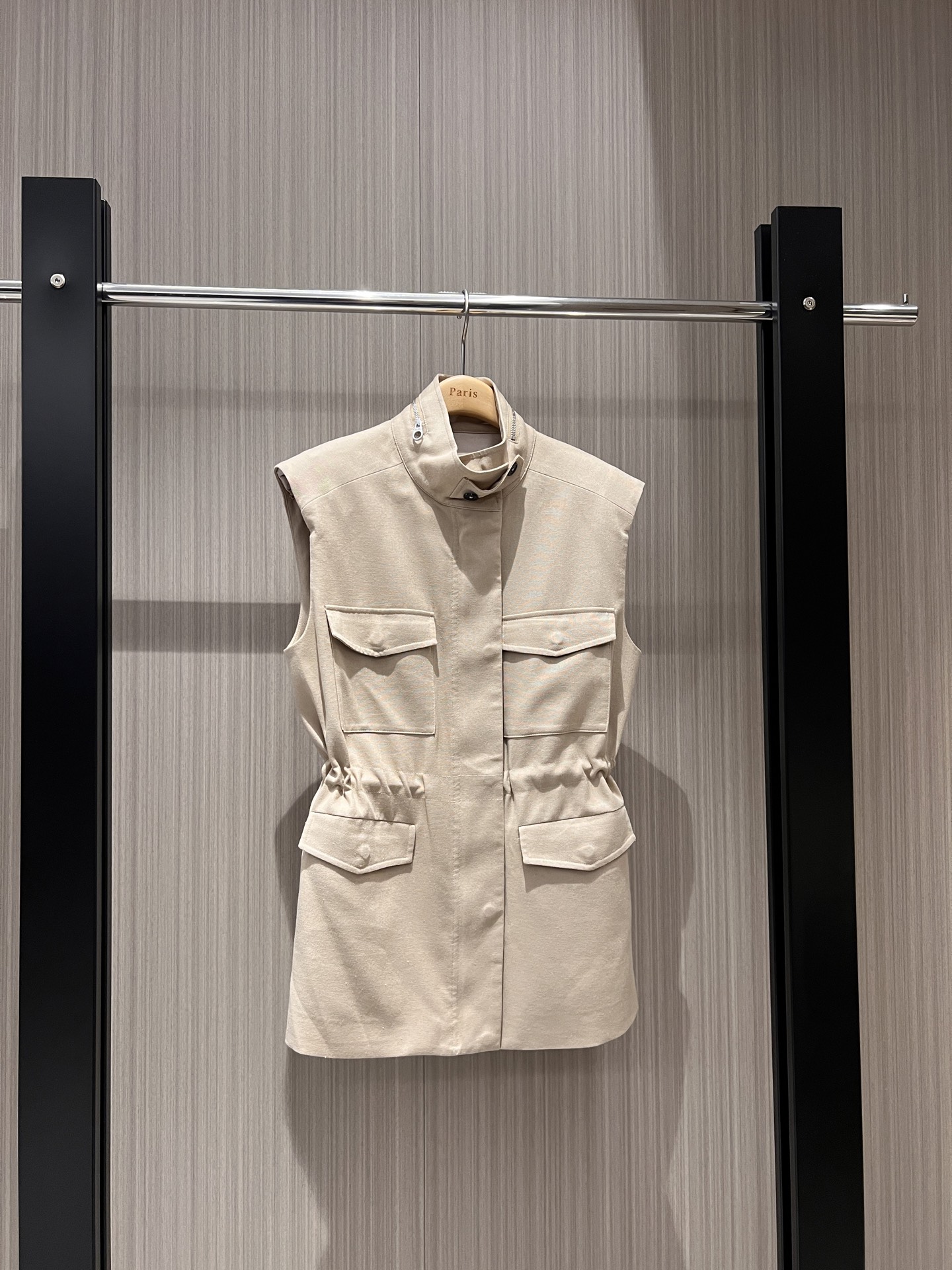 NO:308906,The new model is coming to Xi Mengyao. The same style is LP zipper decoration, stand-up collar waistline vest, workwear and wind patch pocket decoration, mold opening hardware button, drawstring waist adjustment and casual fashion, handsome sweet saint army green khaki SML, loro piana, alexander wang19860909新款来袭奚梦瑶同款 LP拉链装饰立领收腰亚麻马甲 工装风贴袋装饰 开模五金扣子 抽绳收腰调节休闲时尚 帅气甜飒军绿卡其 SML,,loro piana,alexander wang,Women's clothing