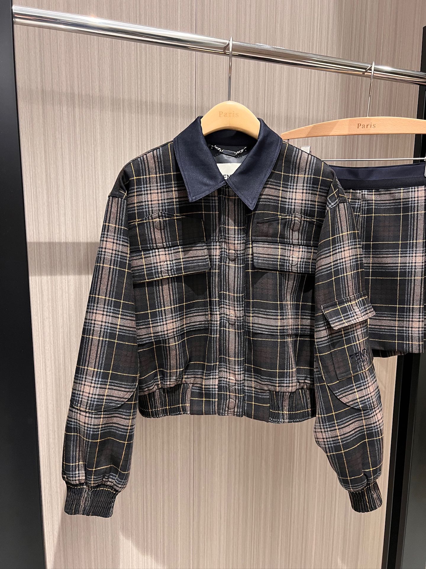 NO:308930,Shorts Song Yuqi same style, color-blocked collar plaid wool pilot jacket, short jacket color-blocked waist wool plaid shorts, flip-top decoration, cuff embroidered logo letters, sweet and cool, versatile, age-reducing, shorts, jackets & coats, jackets & coats, alexander wang19860909短裤款宋雨琦同款 拼色领格纹羊毛飞行员夹克 短款外套拼色腰羊毛格纹短裤 翻盖口盖装饰 袖口刺绣logo字母 甜酷百搭 减龄必备,,shorts,jackets & coats,jackets & coats,alexander wang,Women's clothing
