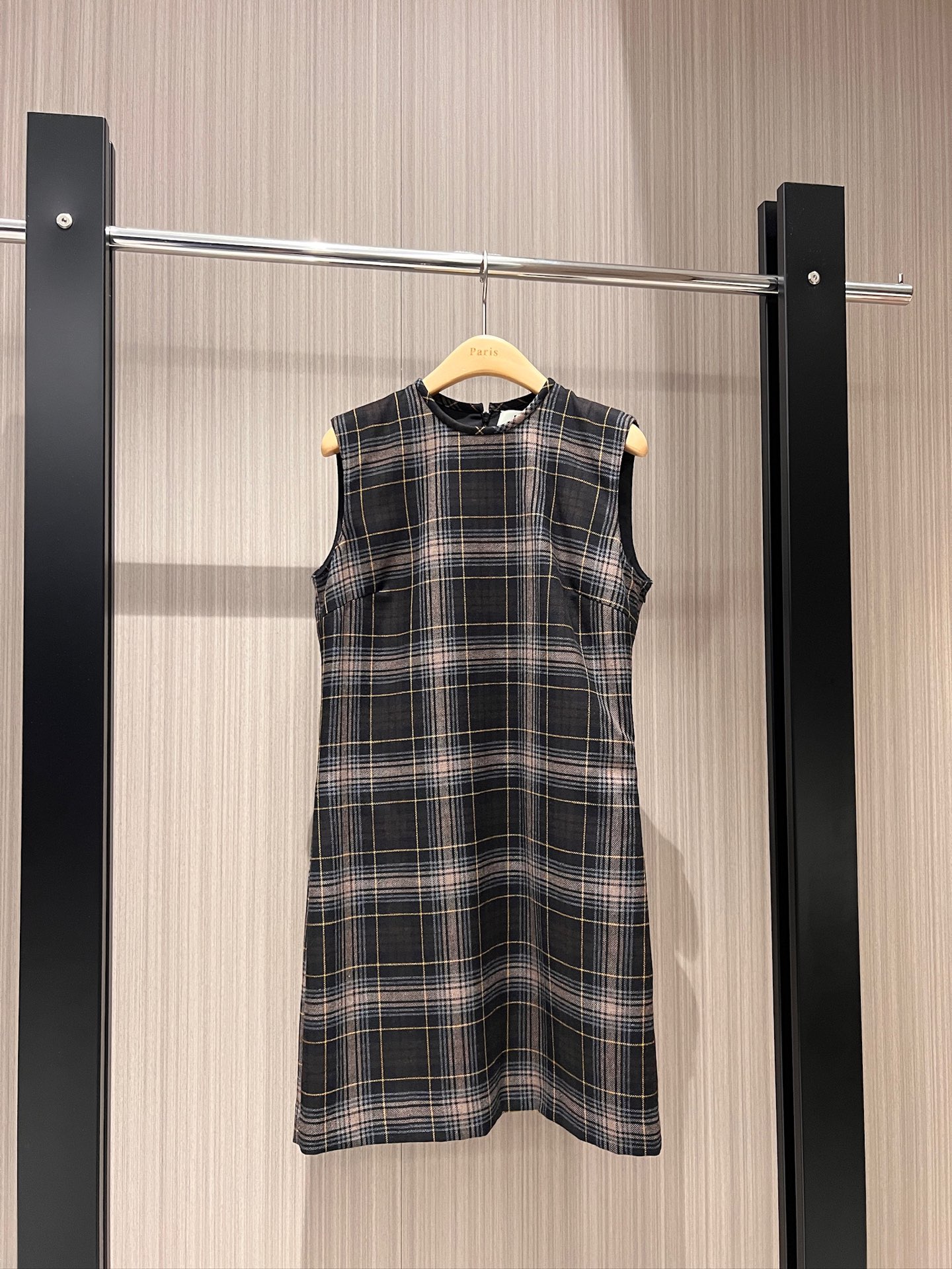 NO:308907,New retro wool checked vest dress with round neck sleeveless three-dimensional tailoring rear pocket design embroidered logo letters temperament and age-reducing SML 8,,skirts,alexander wang19860909新款复古羊毛格纹背心连衣裙 圆领无袖立体剪裁修身 后口袋设计 刺绣logo字母气质减龄 SML 8,,skirts,alexander wang,Women's clothing