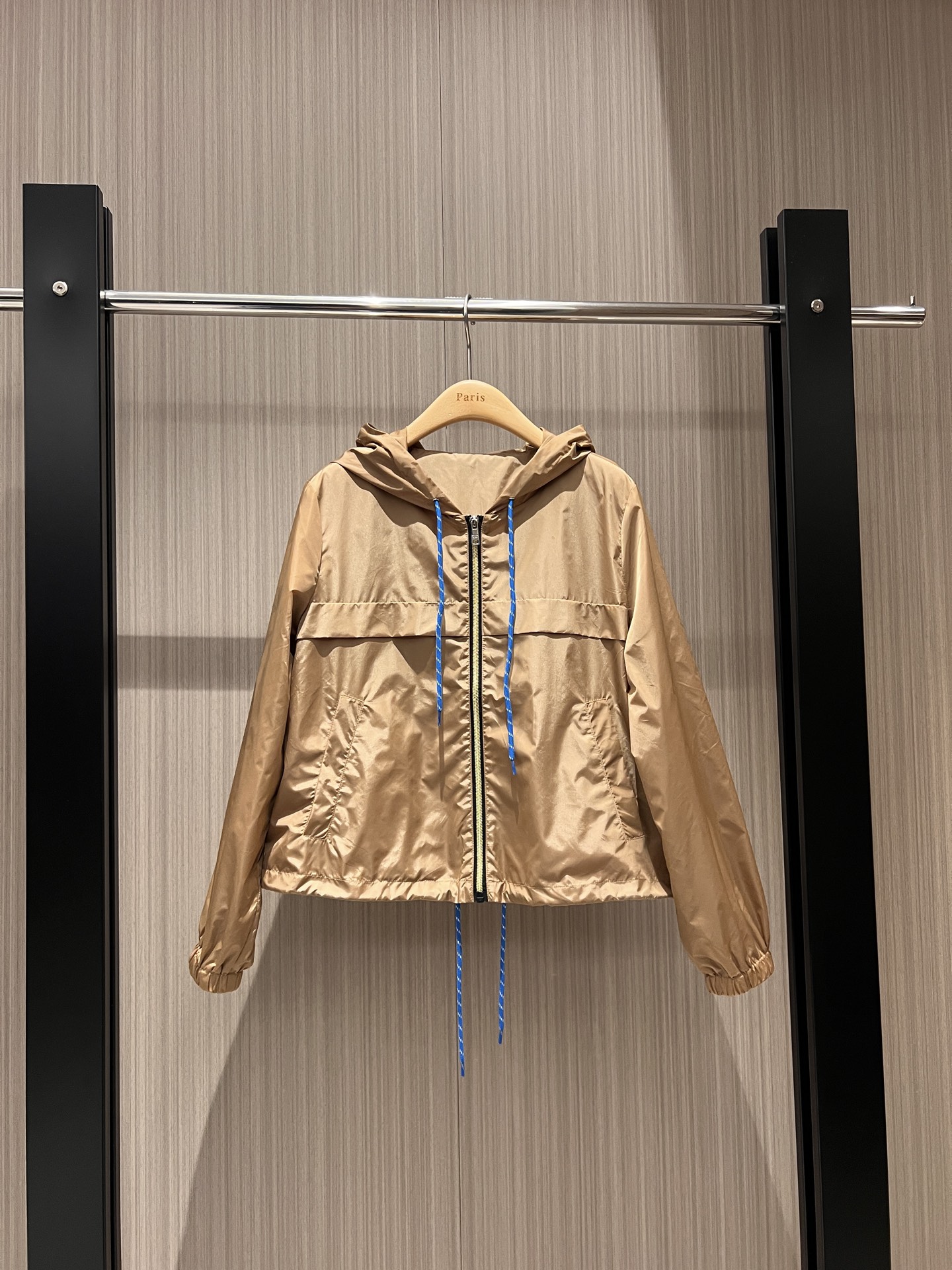 NO:309490,New style recommended contrast drawstring hooded nylon windbreaker jacket sports and casual age-reducing versatile lightweight windproof sun protection black brown S-XL,,jackets & coats,hats,alexander wang19860909新款推荐撞色抽绳连帽尼龙风衣外套运动休闲 减龄百搭 轻薄防风防晒黑色咖色 S-XL,,jackets & coats,hats,alexander wang,Women's clothing