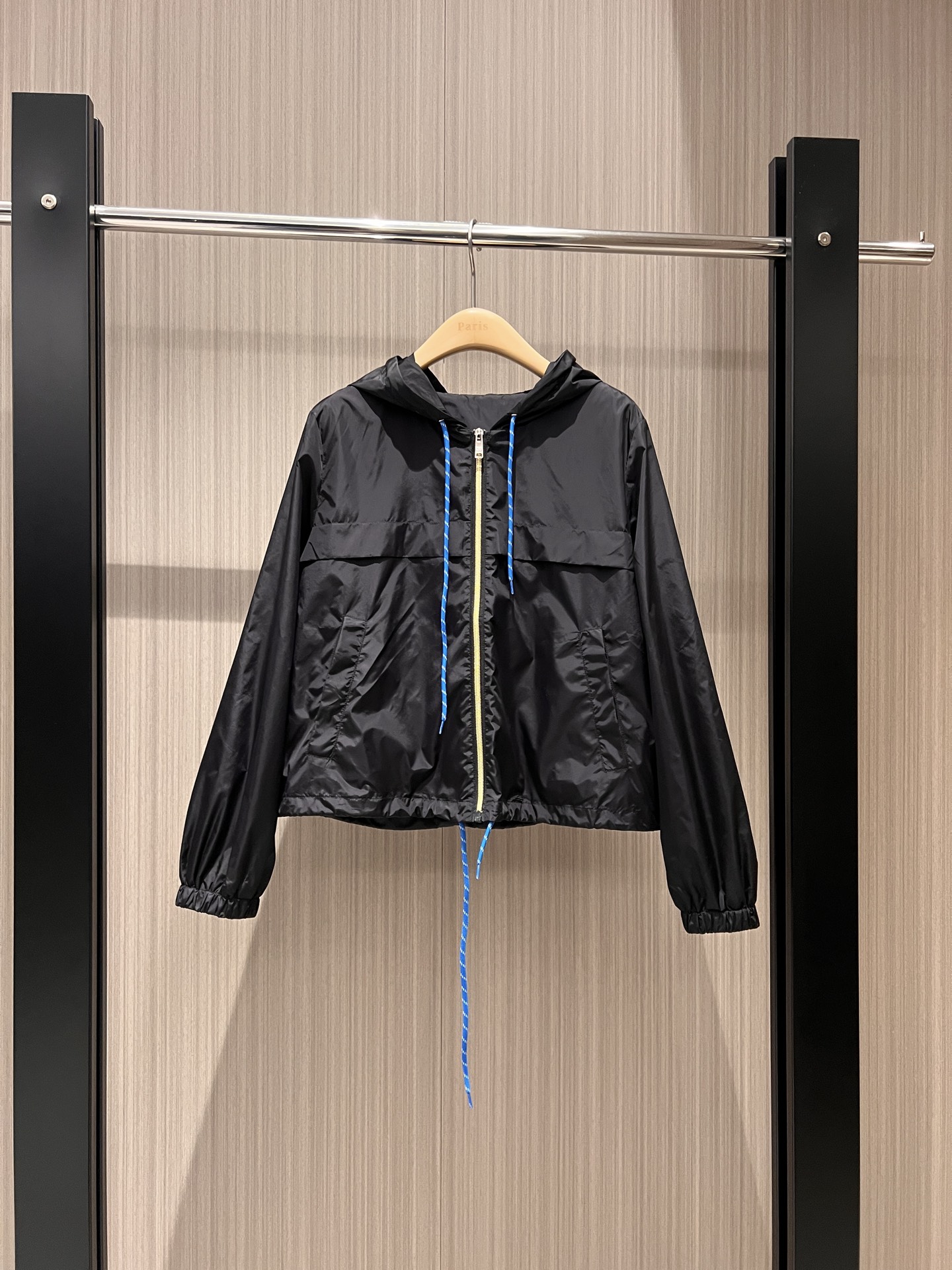 NO:309494,New style recommended contrast drawstring hooded nylon windbreaker jacket sports and casual age-reducing versatile lightweight windproof sun protection black brown S-XL,,jackets & coats,hats,alexander wang19860909新款推荐撞色抽绳连帽尼龙风衣外套运动休闲 减龄百搭 轻薄防风防晒黑色咖色 S-XL,,jackets & coats,hats,alexander wang,Women's clothing