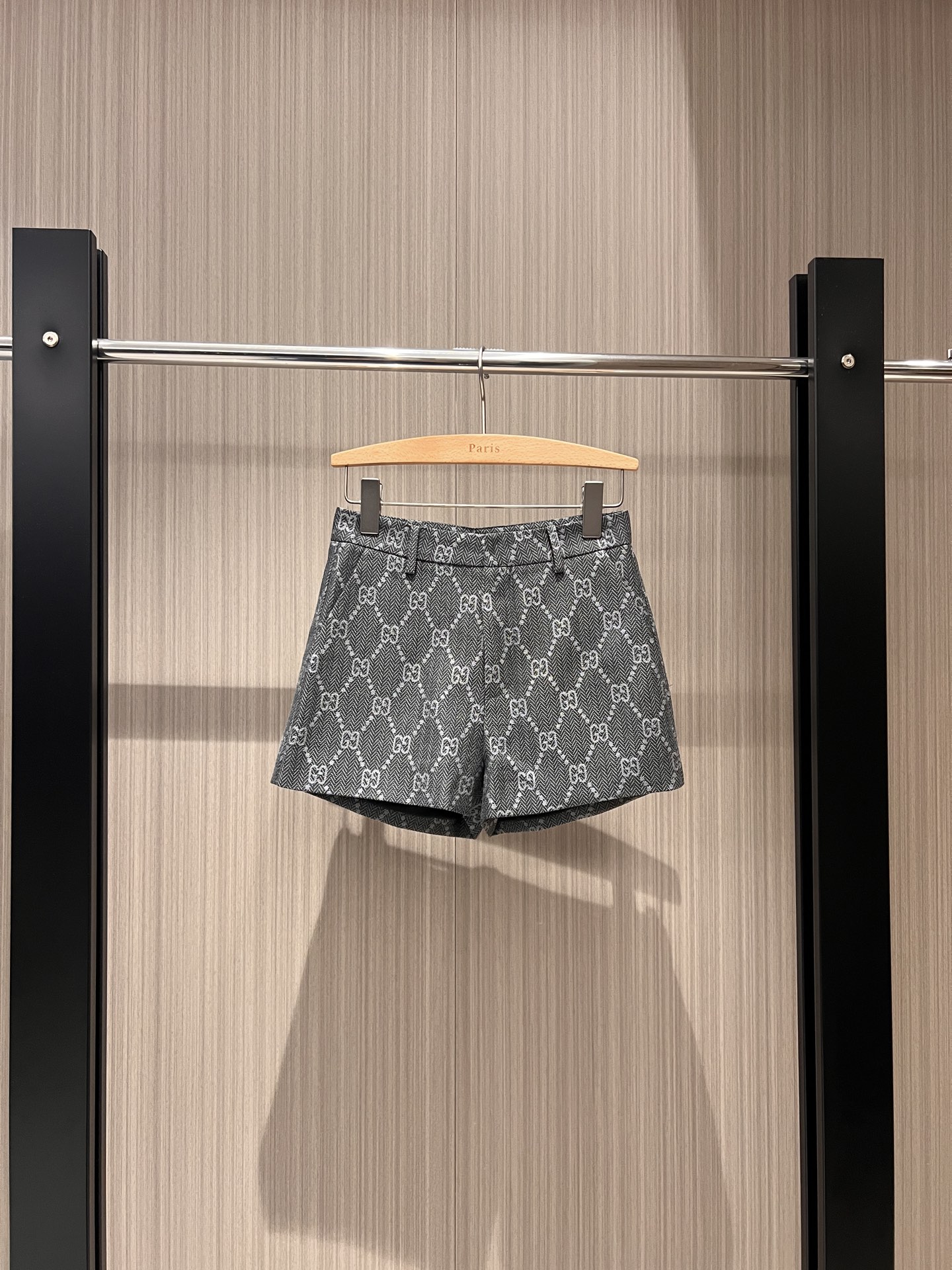NO:309487,The new model recommends classic double G jacquard man-patterned suits and shorts simple and fashionable, commuting versatile, slimming, classic, timeless and age-reducing, high-end gray black SML, shorts, business suit, alexander wang19860909新款推荐经典双G提花人纹西装短裤简单时髦 通勤百搭 显瘦经典不过时减龄必备 高级灰色黑色 SML,,shorts,business suit,alexander wang,Women's clothing