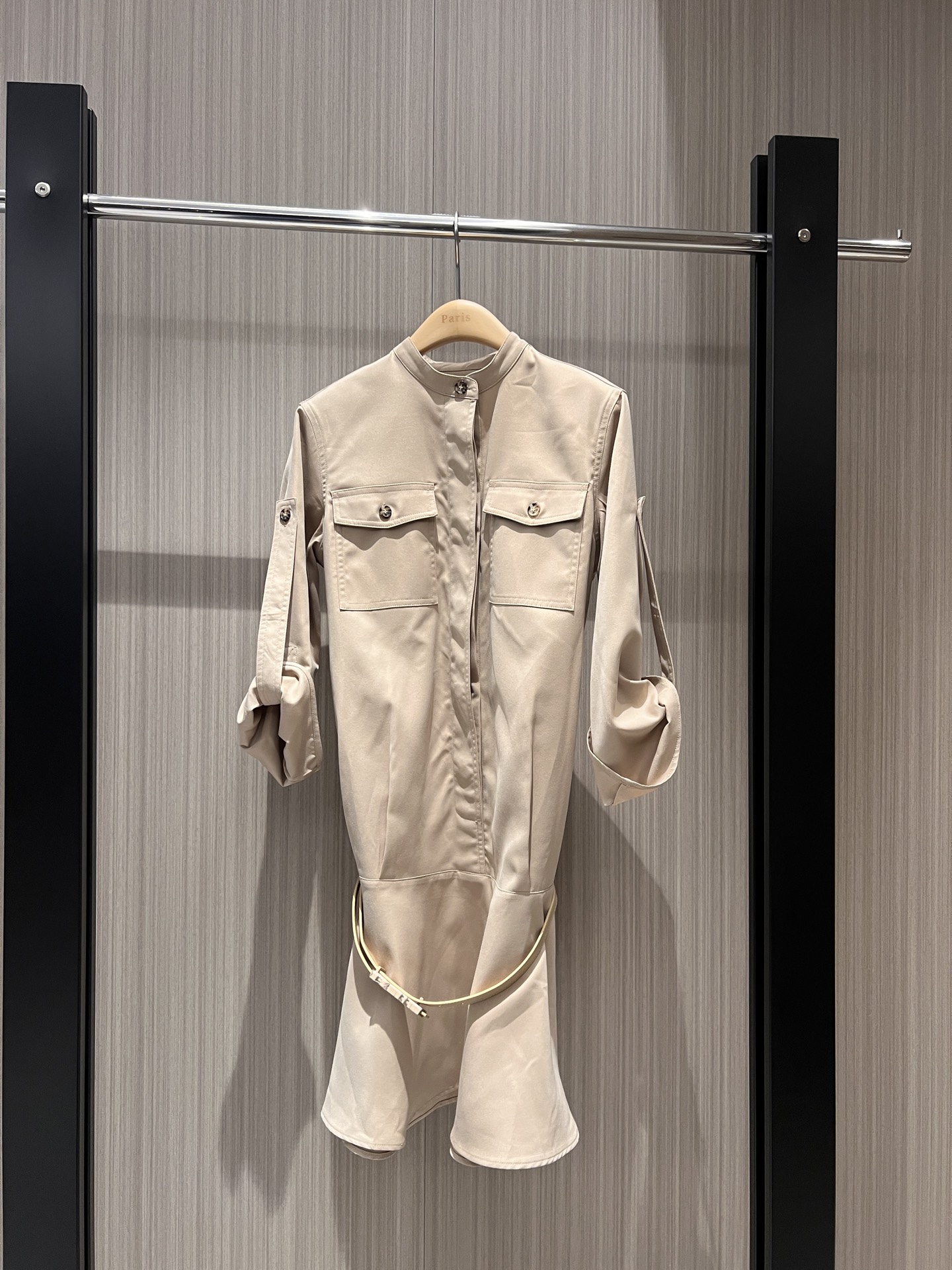 NO:309478,New stand collar spliced ​​ruffle design, loose dress work elements, sleeves can be strapped and adjusted to deliver Loewe belt waist decoration, casual vacation, lazy age reduction SML,,loewe, skirts,alexander wang19860909新款立领拼接荷叶边设计 宽松连衣裙工装元素 袖子可系带调节配送Loewe腰带收腰装饰 休闲度假 慵懒减龄 SML,,loewe,skirts,alexander wang,Women's clothing