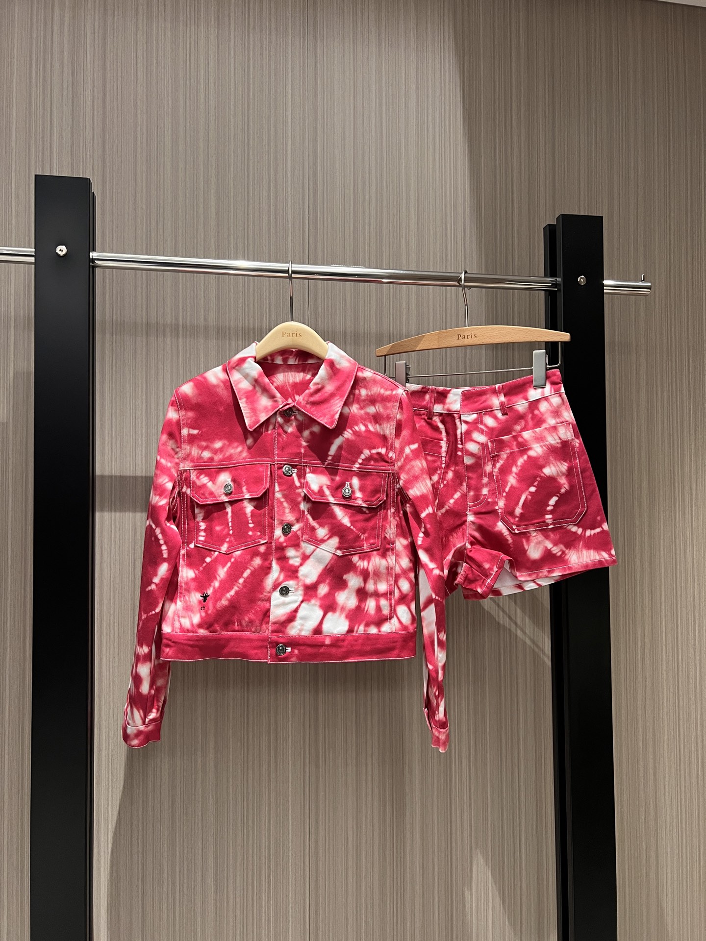 NO:309454,New miss series tie-dye printed denim set, short denim jacket, high-waist shorts, embroidered bee must-have age reduction, very nice pink and yellow when paired separately, SML, shorts, jackets & coats, alexander wang19860909新款miss系列扎染印花牛仔套装 短款牛仔外套高腰短裤 刺绣小蜜蜂减龄必备 分开搭配也超nice粉色黄色 SML,,shorts,jackets & coats,alexander wang,Women's clothing