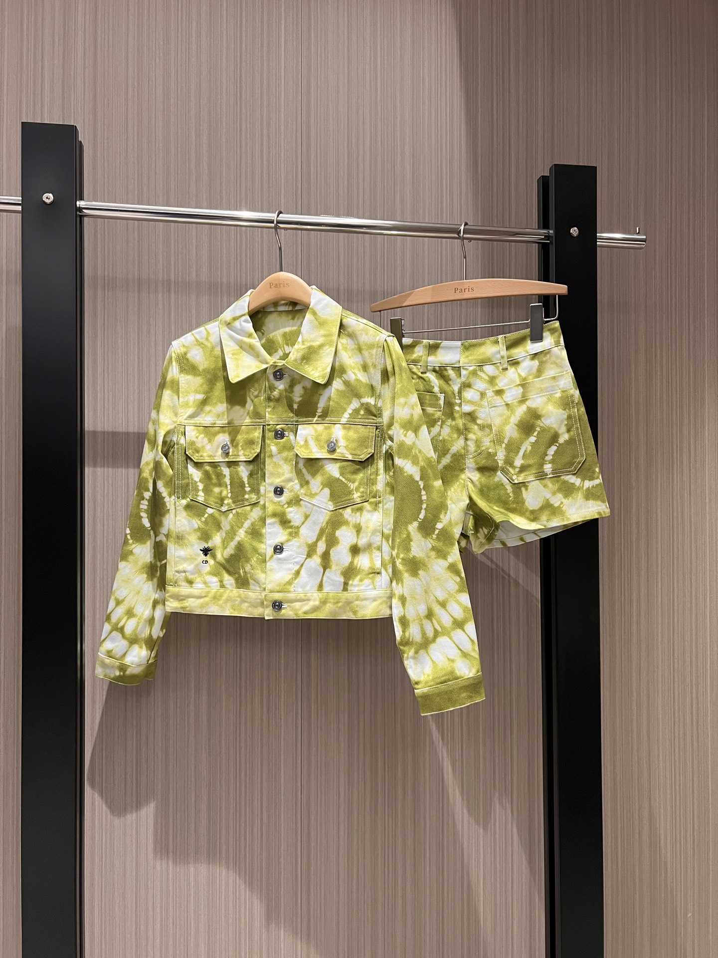 NO:309477,New miss series tie-dye printed denim set, short denim jacket, high-waist shorts, embroidered bee must-have age reduction, very nice pink and yellow when paired separately, SML, shorts, jackets & coats, alexander wang19860909新款miss系列扎染印花牛仔套装 短款牛仔外套高腰短裤 刺绣小蜜蜂减龄必备 分开搭配也超nice粉色黄色 SML,,shorts,jackets & coats,alexander wang,Women's clothing