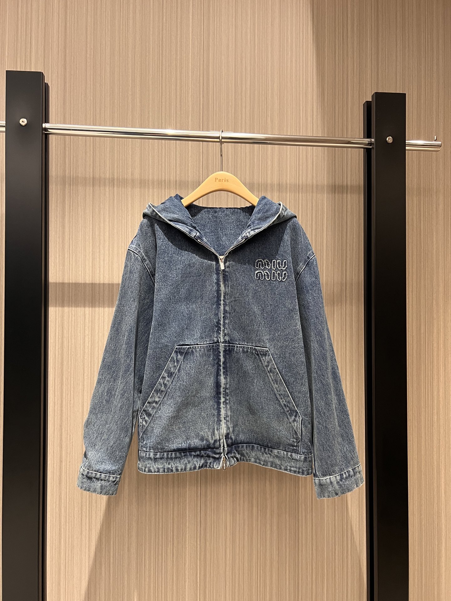 NO:309975,New patch embroidered logo letter decoration Hooded denim jacket Sports loose casual age-reducing vacation versatile SML, Jackets & coats,hats,alexander wang19860909新款贴布刺绣logo字母装饰 连帽丹宁牛仔外套 运动宽松休闲减龄 度假百搭SML,,jackets & coats,hats,alexander wang,Women's clothing