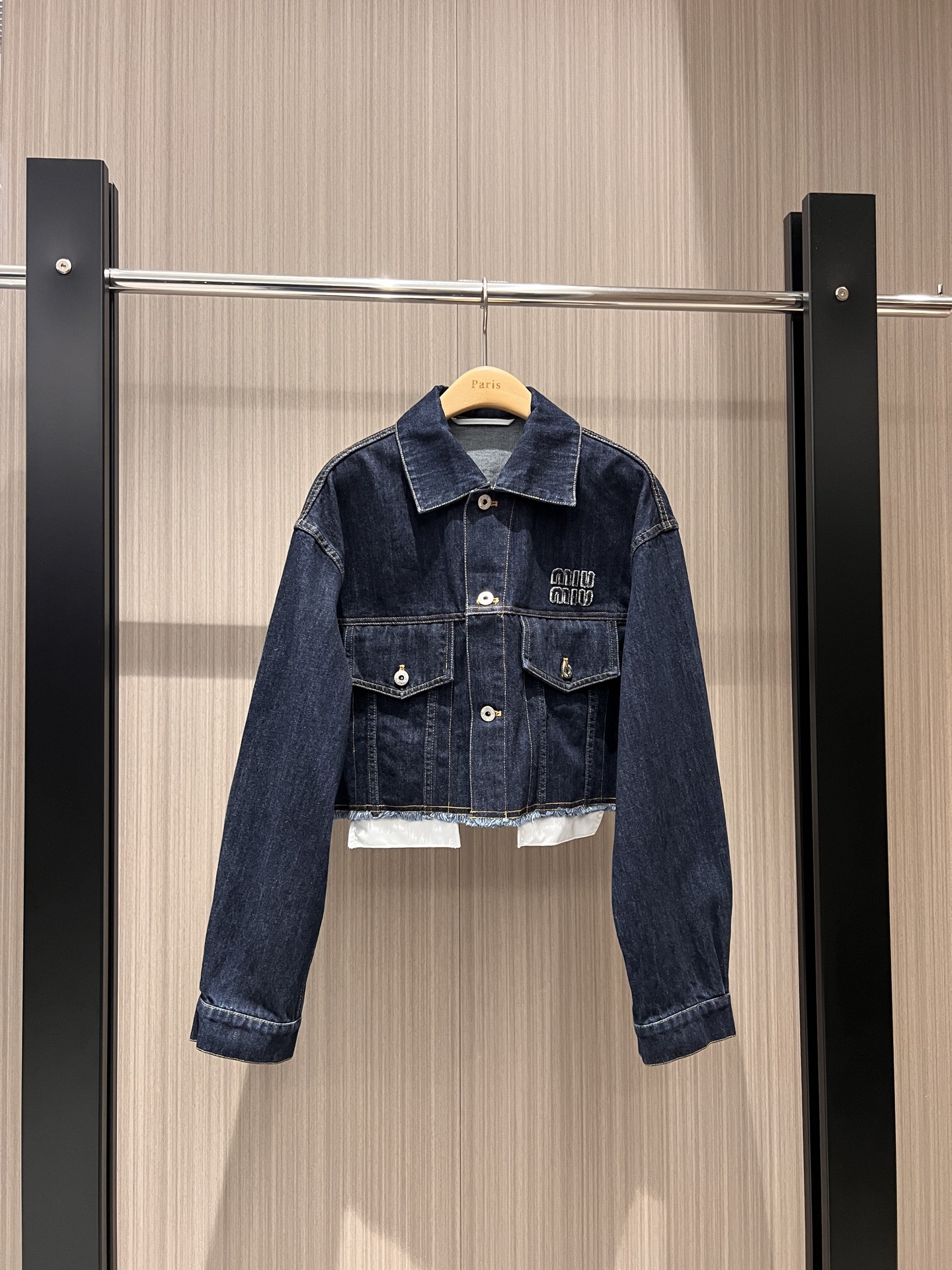 NO:309979,New retro dark blue breasted short denim jacket, interposer bag exposed design, fashionable single item chest patch embroidered logo letters, casual age-reducing SML,, jackets & coats,alexander wang19860909新款复古深蓝毛边短款牛仔外套 拼接口袋露边设计 时髦单品胸前贴布刺绣logo字母 休闲减龄SML,,jackets & coats,alexander wang,Women's clothing