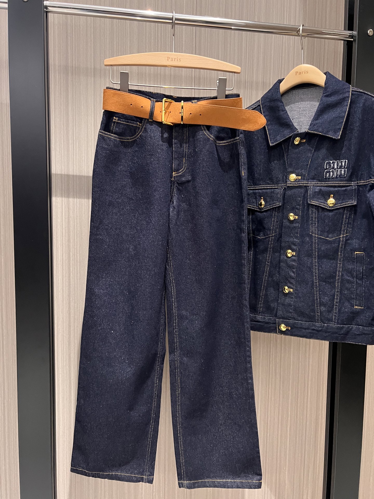 NO:309983,Jacket Trousers, loose tannin denim jacket, straight wide-leg jeans delivery belt, breast patch embroidered logo letter decoration, hardware accessories, mold opening, cool age-reducing, casual and versatile SML,, jeans, jackets & coats, alexander wang19860909外套 长裤款廓形宽松丹宁牛仔外套直筒阔腿牛仔裤配送腰带 胸前贴布刺绣logo字母装饰 五金配件开模甜酷减龄 休闲百搭 SML,,jeans,jackets & coats,alexander wang,Women's clothing