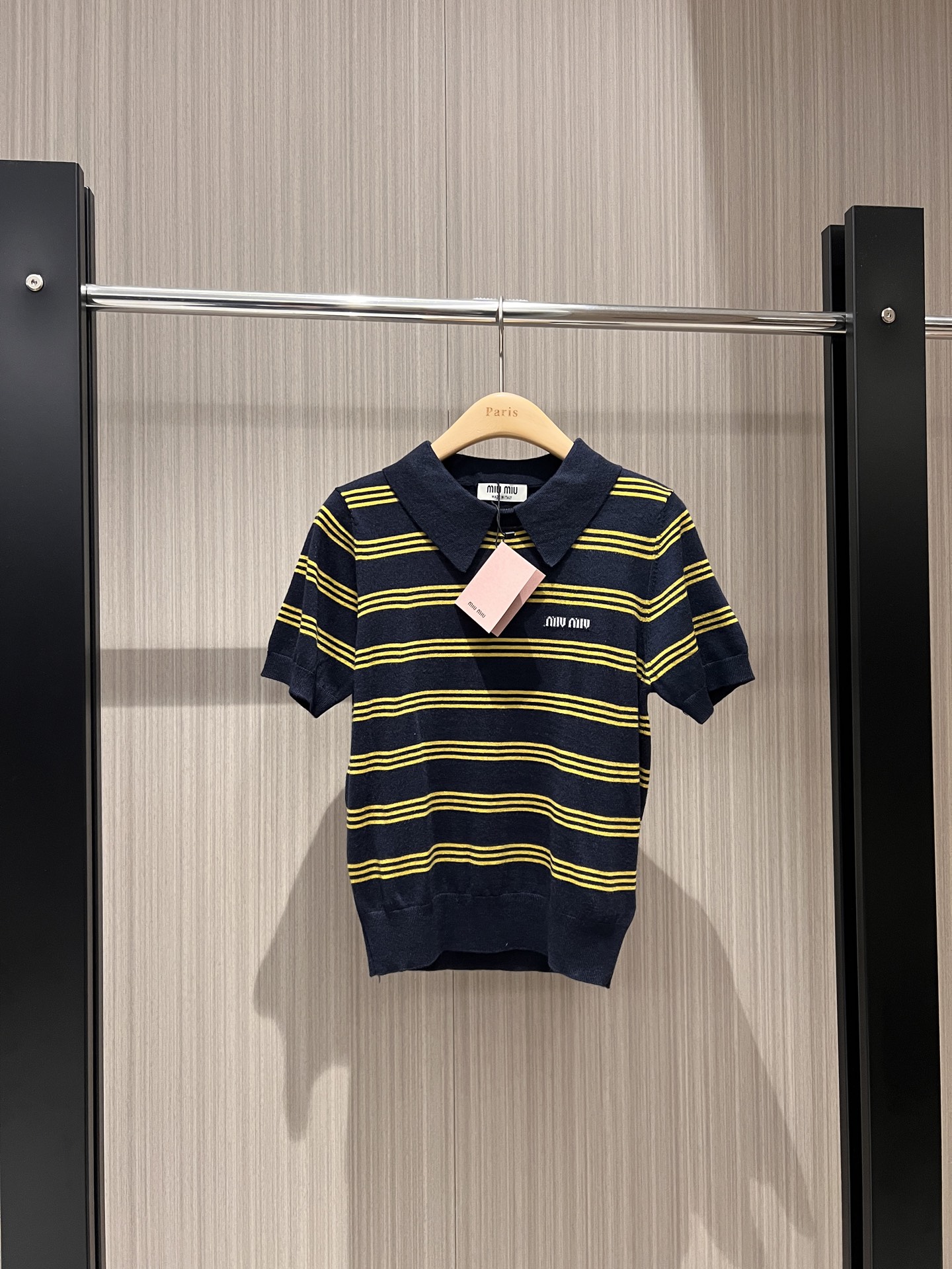 NO:309987,New contrasting striped knitted polo top classic logo letter decoration on the chest Miu style dressing must have cute sweet girls, age-reducing versatile SML, miumiu, alexander wang19860909新款撞色条纹针织polo上衣胸前经典logo字母装饰 miu式穿搭必备可爱甜妹 减龄百搭 SML,,miumiu,alexander wang,Women's clothing