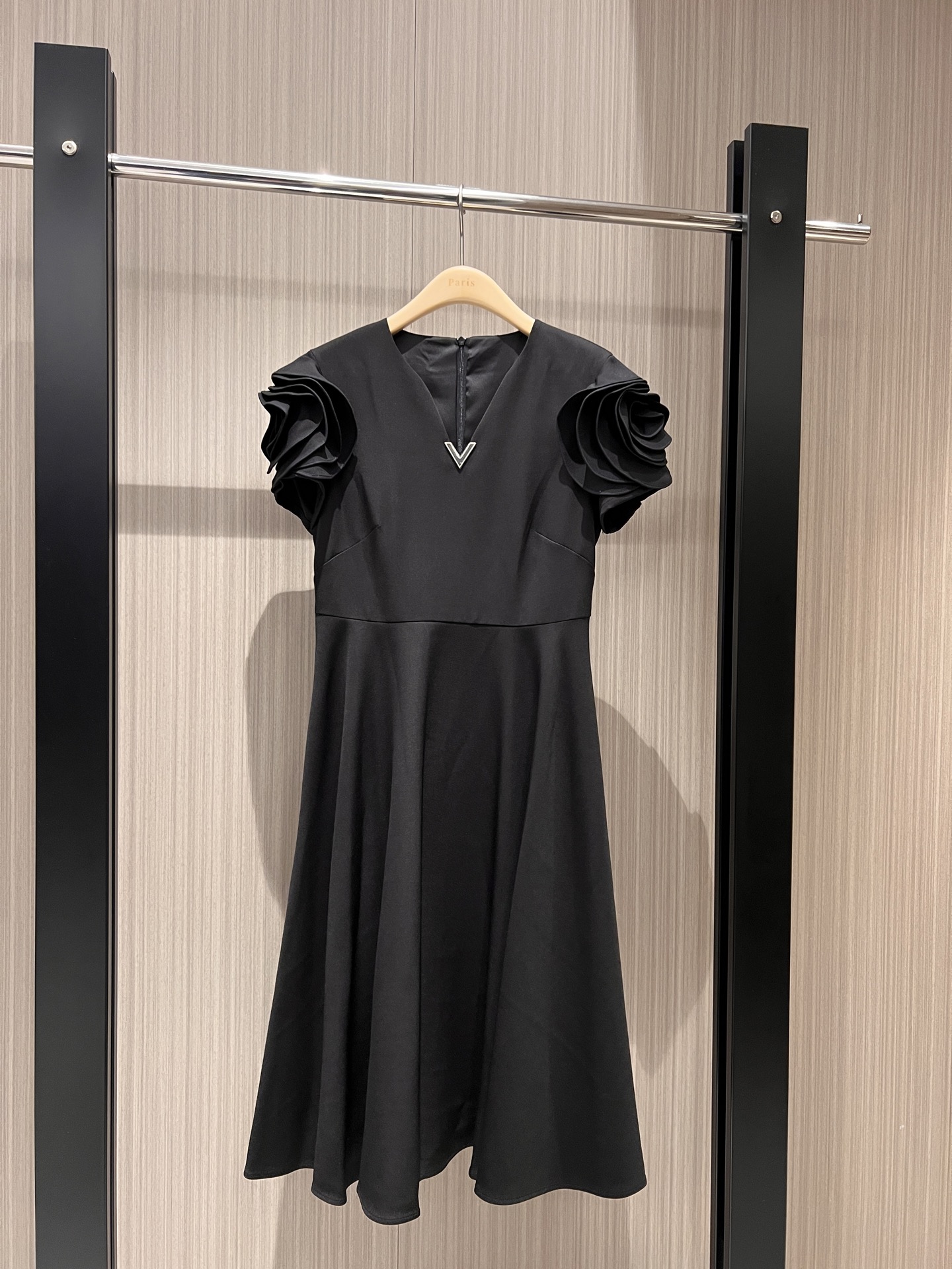 NO:309992,New style is coming, three-dimensional rose decoration V-neck short-sleeved dress, long skirt three-dimensional tailoring, waist-hugging, neckline V-letter logo metal buckle decoration temperament, sweet and age-reducing white and black SML, skirts, T-shirt, alexander wang19860909新款来袭 立体玫瑰花装饰V领短袖连衣裙 长裙立体剪裁 收腰显瘦 领口V字母logo金属扣装饰气质百搭 甜美减龄 白色黑色 SML,,skirts,T-shirt,alexander wang,Women's clothing