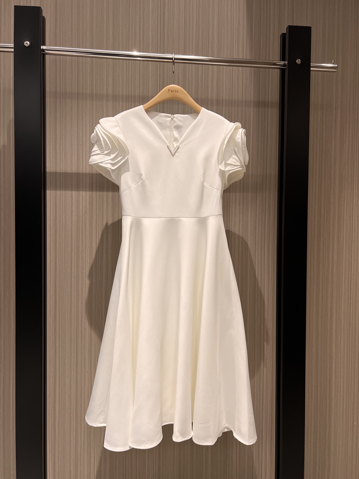 NO:309995,New style is coming, three-dimensional rose decoration V-neck short-sleeved dress, long skirt three-dimensional tailoring, waist-hugging, neckline V-letter logo metal buckle decoration temperament, sweet and age-reducing white and black SML, skirts, T-shirt, alexander wang19860909新款来袭 立体玫瑰花装饰V领短袖连衣裙 长裙立体剪裁 收腰显瘦 领口V字母logo金属扣装饰气质百搭 甜美减龄 白色黑色 SML,,skirts,T-shirt,alexander wang,Women's clothing