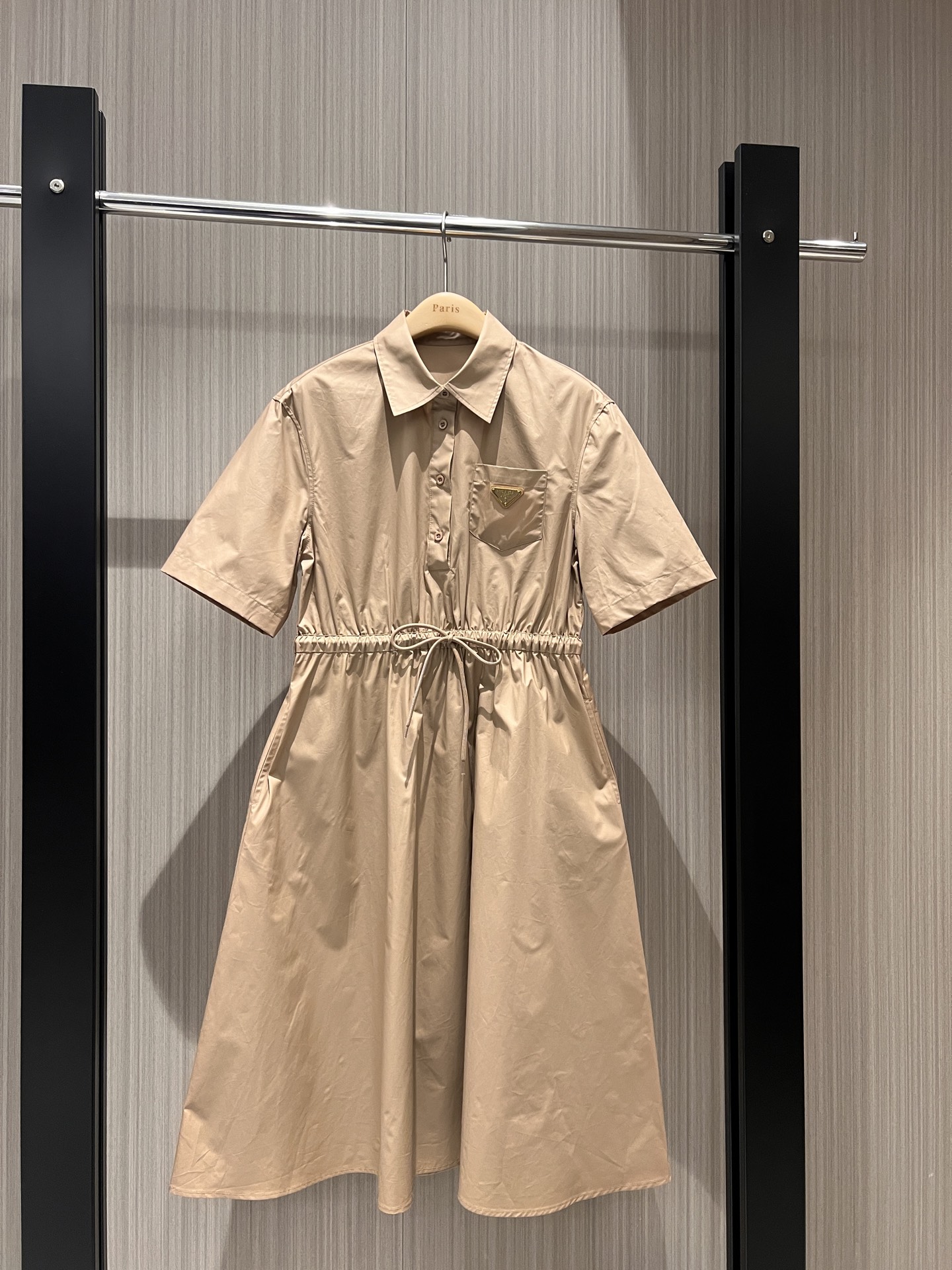 NO:310007,New style recommended lapel drawstring waist short-sleeved dress, long skirt, chest pocket, leather triangle logo decoration, pockets on both sides, fashionable commuting, casual and age-reducing, sweet and cute, temperament versatile, black khaki white S-XL,, skirts, T-shirt, alexander wang19860909新款推荐翻领抽绳收腰短袖连衣裙 长裙胸前口袋真皮三角徽标装饰 两侧有口袋时尚通勤 休闲减龄 甜美可爱 气质百搭 黑色卡其白色 S-XL,,skirts,T-shirt,alexander wang,Women's clothing