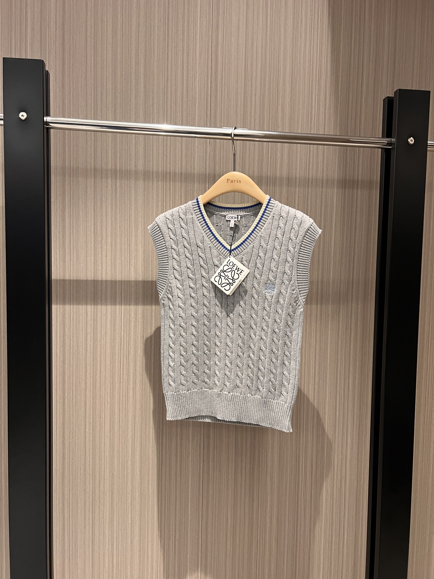 NO:310002,New classic embroidery logo logo striped V-neck twist knitted vest vest college style retro versatile casual age-reducing classic must-haves, black and gray, SML, alexander wang19860909新款经典刺绣logo徽标条纹V领麻花针织马甲背心学院风 复古百搭 休闲减龄 经典必备 人手必备黑色灰色 SML,,alexander wang,Women's clothing