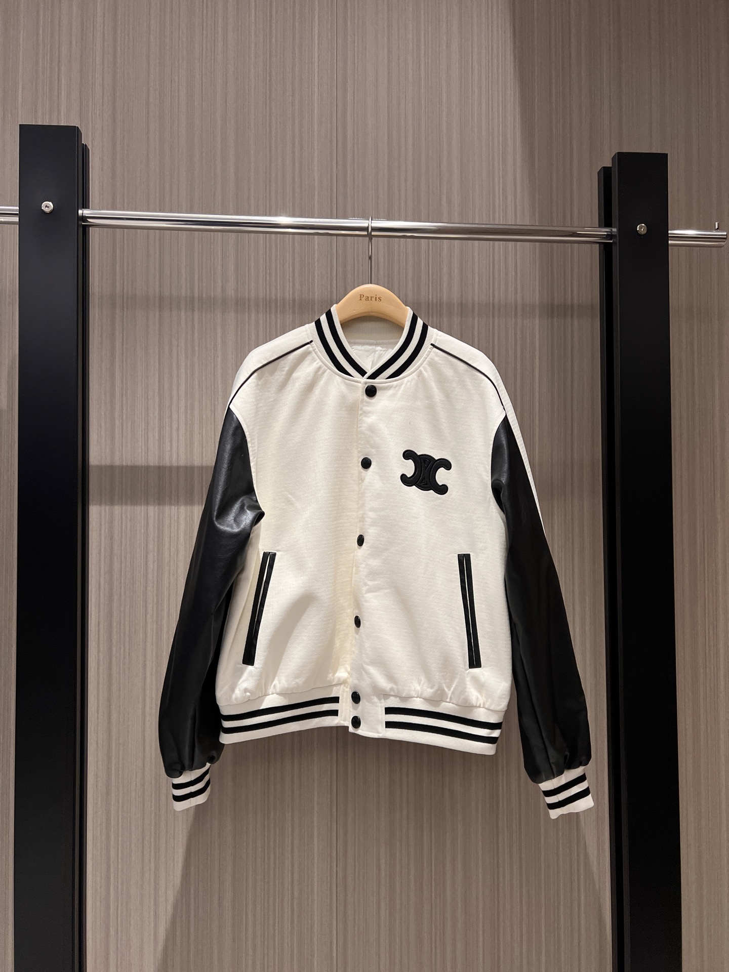 NO:310464,New leather stand-up collar pilot jacket baseball uniform jacket ribbed striped edge splicing Arc decorative logo embroidery back logo embroidery leather decoration must have casual fashion age-reducing sweet and cool versatile loose and handsome SML, jackets & coats, jackets & coats, alexander wang19860909新款拼皮立领飞行员夹克棒球服外套 罗纹条纹边拼接 胸前凯旋门 背后logo刺绣贴皮装饰休闲必备 时尚减龄甜酷百搭 宽松帅气 SML,,jackets & coats,jackets & coats,alexander wang,Women's clothing