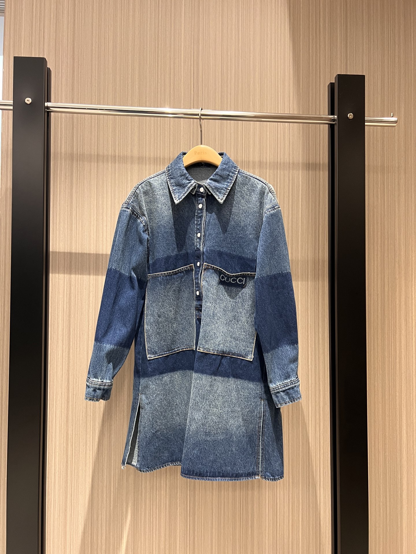 NO:310481,The same style for the new show, two-collar design, color-blocked denim jacket skirt, lapels are removable, round neck style, big pockets on both sides of the chest, embroidered logo letters, loose and casual, handsome, skirts, jackets & coats, alexander wang19860909新款秀场同款 两穿衣领设计拼色牛仔外套裙翻领可拆卸 变圆领式 胸前两边大口袋 刺绣logo字母 宽松休闲 帅气十足,,skirts,jackets & coats,alexander wang,Women's clothing