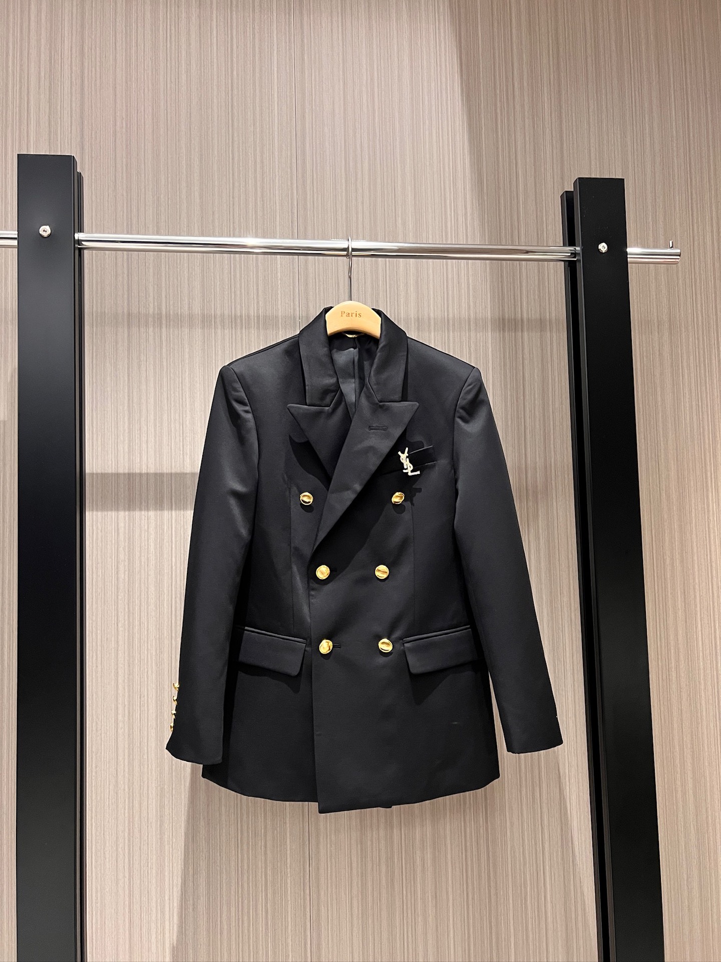 NO:310477,New classic double row gold button suit jacket YSL brooch decoration mold logo buttons fashionable silhouette modern and fashionable queen aura SML 8, saint laurent, jackets & coats, business suit, brooch, breastpin, alexander wang19860909新款经典双排金扣西装外套YSL胸针装饰 开模logo扣子 廓形时髦 摩登洋气女王气场 SML 8,,saint laurent,jackets & coats,business suit,brooch，breastpin,alexander wang,Women's clothing
