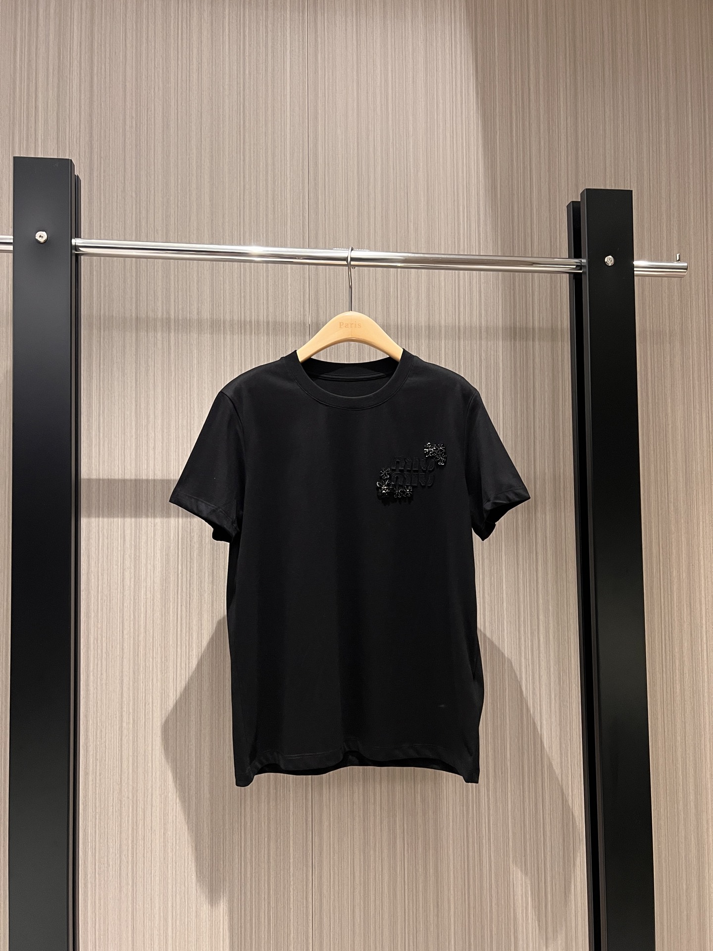 NO:310954,New heavy industry beaded patch embroidered logo letter T-shirt simple and exquisite age-reducing versatile black and white SML, tees, t-shirt, alexander wang19860909新款重工钉珠贴布绣logo字母T恤简单精致 减龄百搭黑色白色 SML,,tees，t-shirt,alexander wang,Women's clothing