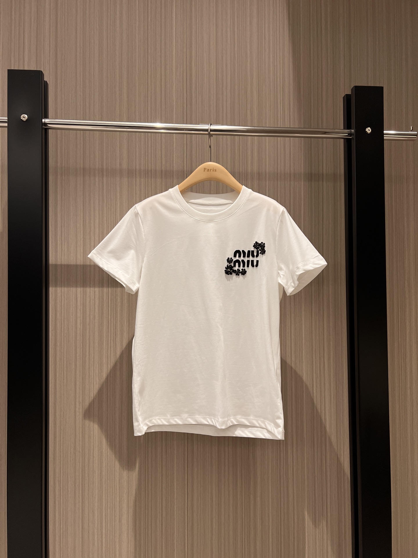 NO:310958,New heavy industry beaded patch embroidered logo letter T-shirt simple and exquisite age-reducing versatile black and white SML 8,,tees, t-shirt,alexander wang19860909新款重工钉珠贴布绣logo字母T恤简单精致 减龄百搭黑色白色 SML 8,,tees，t-shirt,alexander wang,Women's clothing