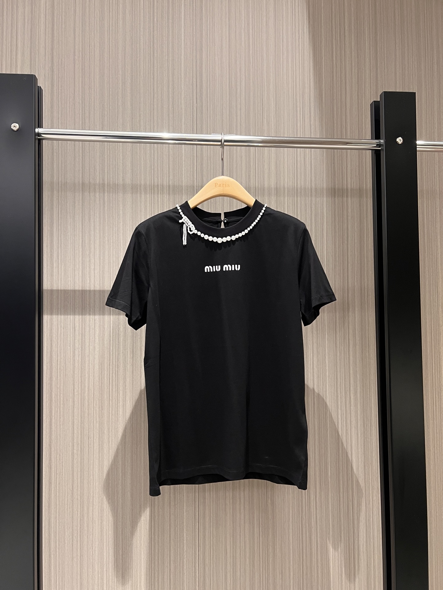 NO:310962,New neckline bow pearl decorative T-shirt simple logo print on chest loose and casual sweet age-reducing black and white SML, tees, t-shirt, alexander wang19860909新款领口蝴蝶结珍珠装饰T恤胸前简单小logo印花 宽松休闲 甜美减龄黑色白色 SML,,tees，t-shirt,alexander wang,Women's clothing