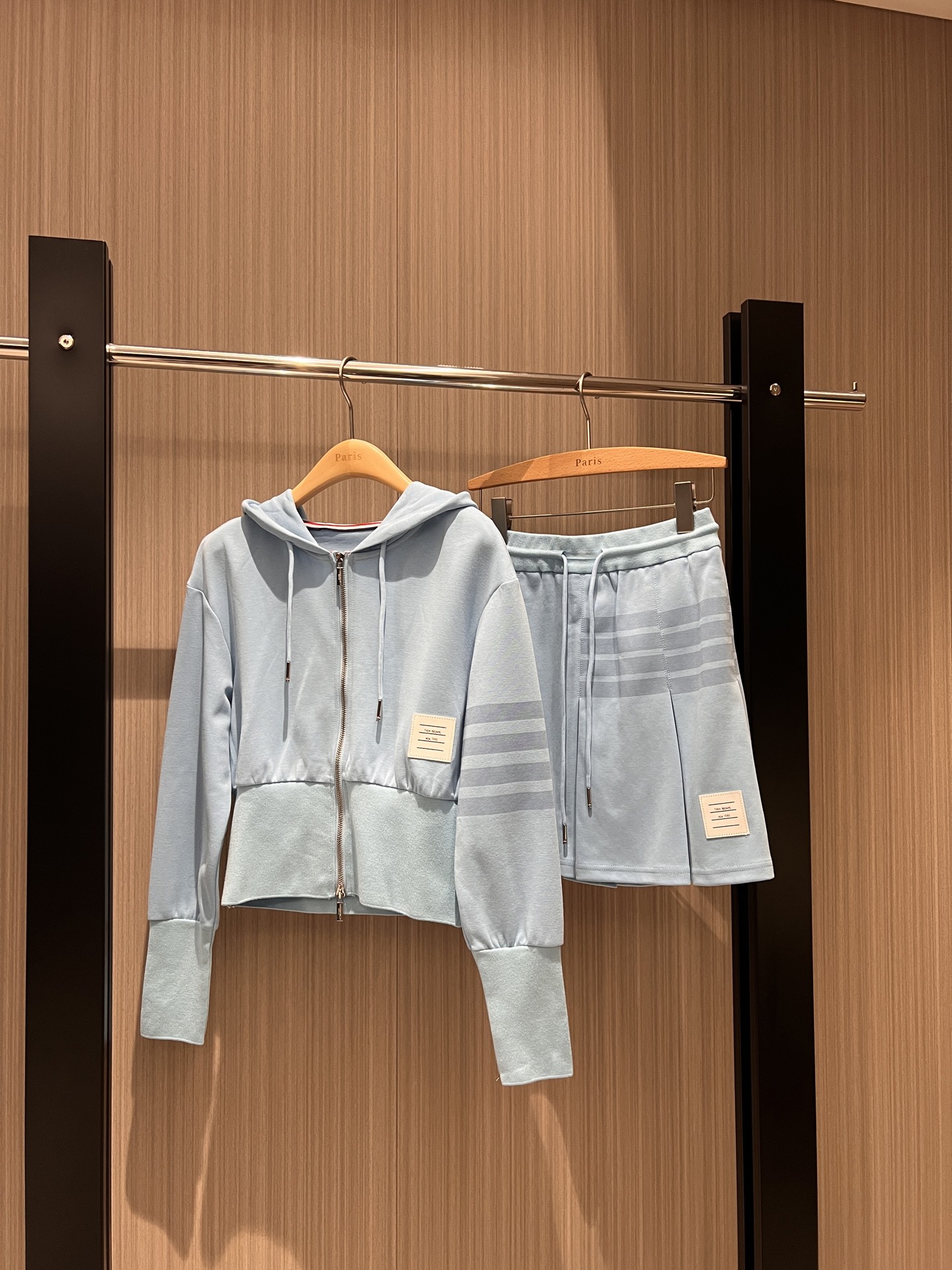 NO:310993,New baby blue TB classic four-bar casual suit, hooded waisted sweatshirt jacket drawstring pleated sports skirt casual and cute, age-reducing versatile, one set of SML, hoodie, sweatshirts, skirts, jackets & coats, hats, alexander wang19860909新款来袭baby蓝TB经典四条杠休闲套装 连帽收腰卫衣外套抽绳百褶运动半裙休闲可爱 减龄百搭 一套出 SML,,hoodie,sweatshirts,skirts,jackets & coats,hats,alexander wang,Women's clothing