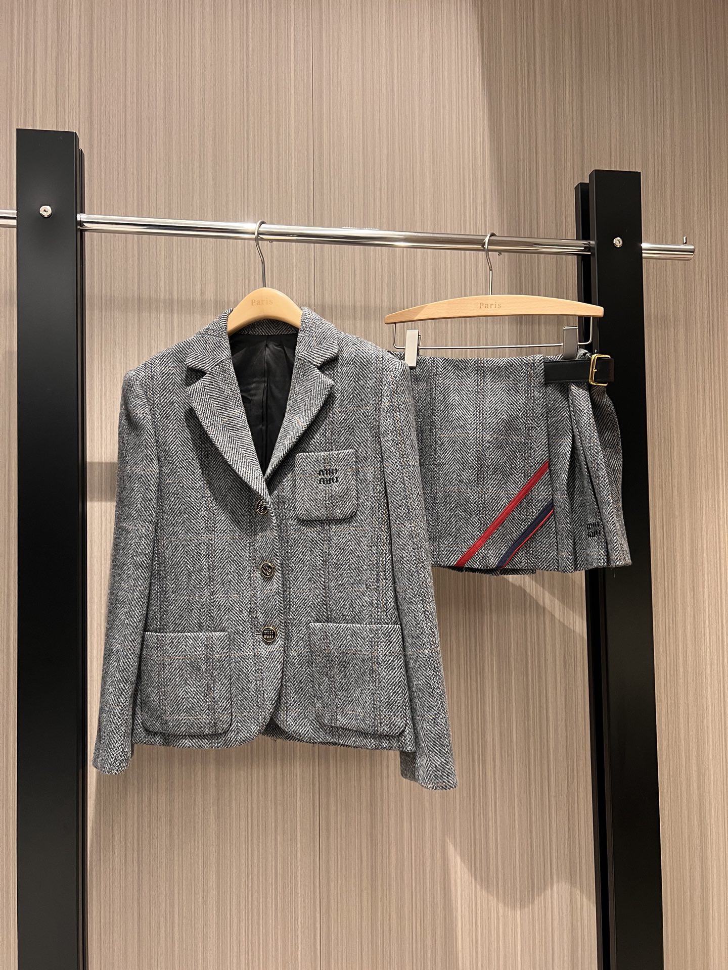 NO:310982,Coat skirt style embroidered miu letter college style suit Grey's high-end gray suit jacket with irregular pleated skirt buckle belt decoration shorts lining must be used to reduce age SML, miumiu, skirts, shorts, jackets & coats, business suit, alexander wang19860909外套半裙款刺绣miu字母学院风套装 格蕾系高级灰色西装外套搭配不规则百褶半裙 系扣皮带装饰 短裤内衬减龄必备 SML,,miumiu,skirts,shorts,jackets & coats,business suit,alexander wang,Women's clothing