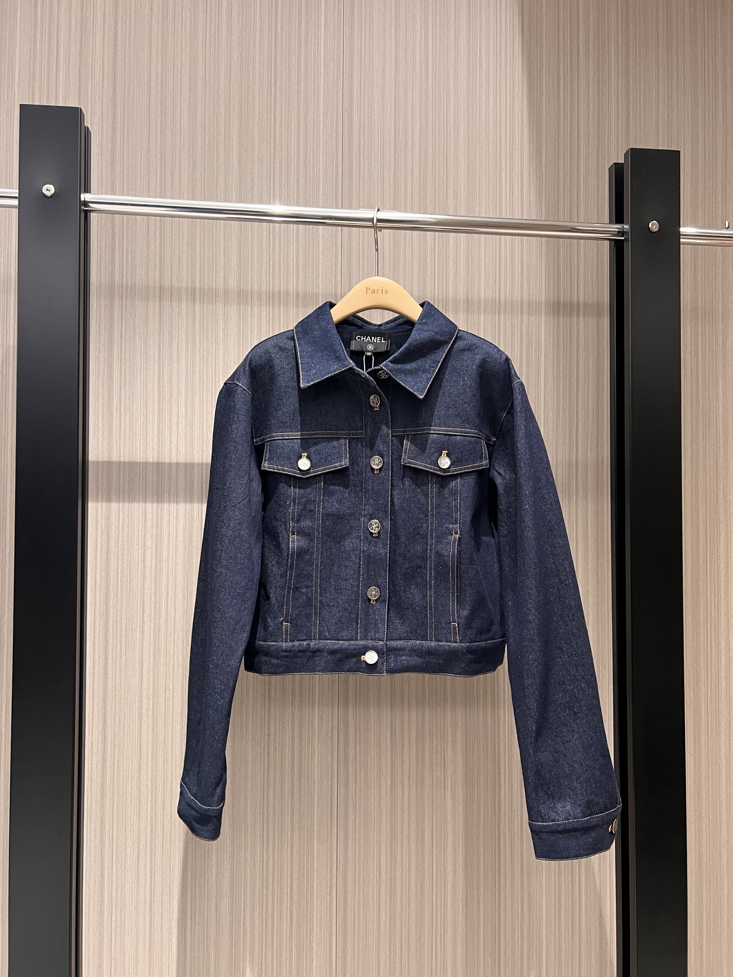 NO:311462,The same style for the new catwalk, dark blue denim short denim jacket, double C buttons, casual and versatile, age-reducing must-have SML 8,, jackets & coats,alexander wang19860909新款走秀同款 深蓝丹宁短款牛仔外套开模双C扣子 休闲百搭减龄必备 SML 8,,jackets & coats,alexander wang,Women's clothing