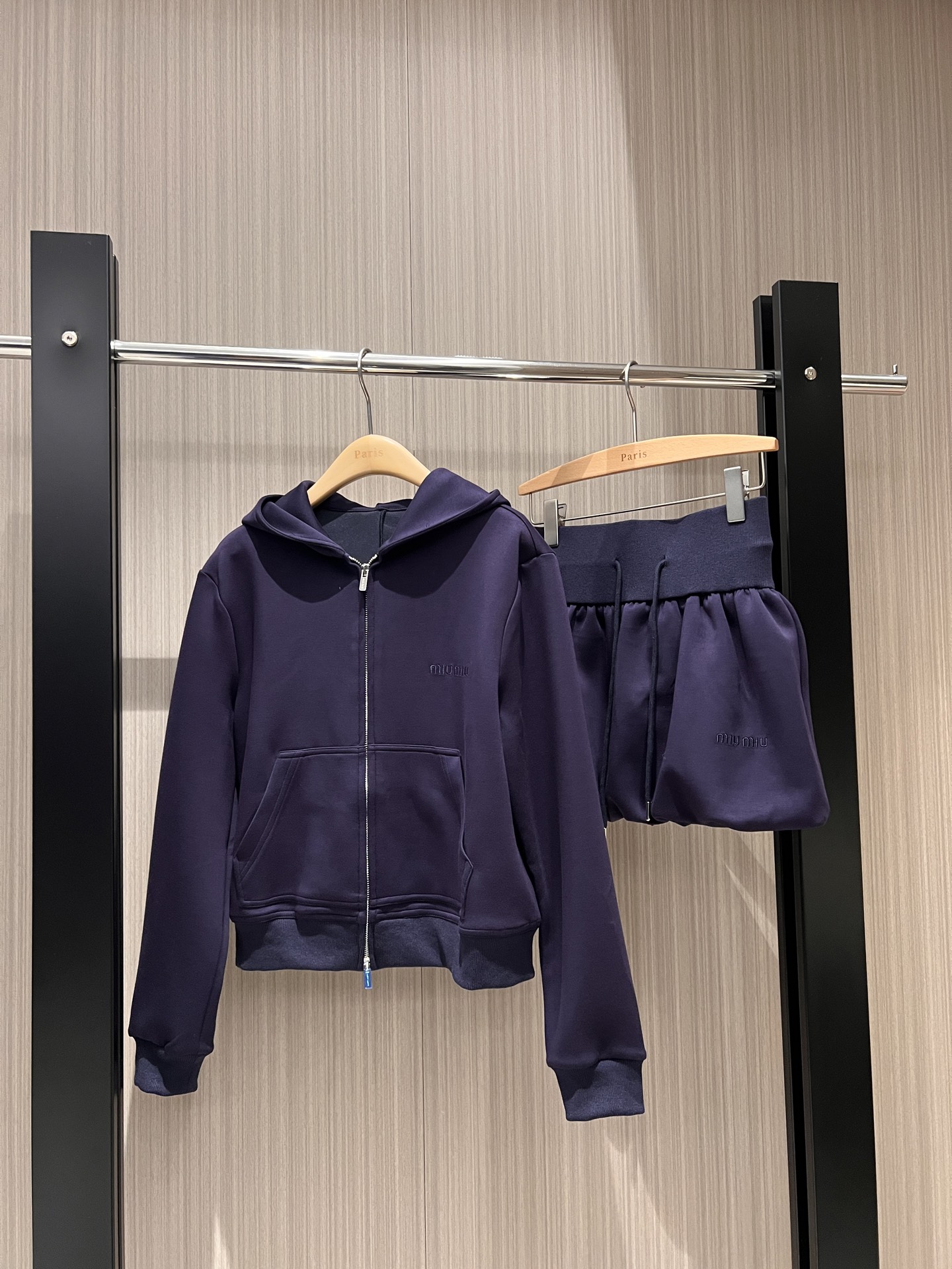 NO:311466,New style of hooded sweatshirt jacket tunic bubble skirt flower bud skirt shorts lined with embroidered miu letter decoration air cotton casual comfortable age-reducing versatile dark blue gray SML, miumiu, hoodie, sweatshirts, skirts, shorts, jackets & coats, hats, alexander wang19860909新款来袭连帽卫衣外套束腰泡泡半裙 花苞裙 短裤内衬刺绣miu字母装饰 空气棉 休闲舒适 减龄百搭 深蓝灰色 SML,,miumiu,hoodie,sweatshirts,skirts,shorts,jackets & coats,hats,alexander wang,Women's clothing