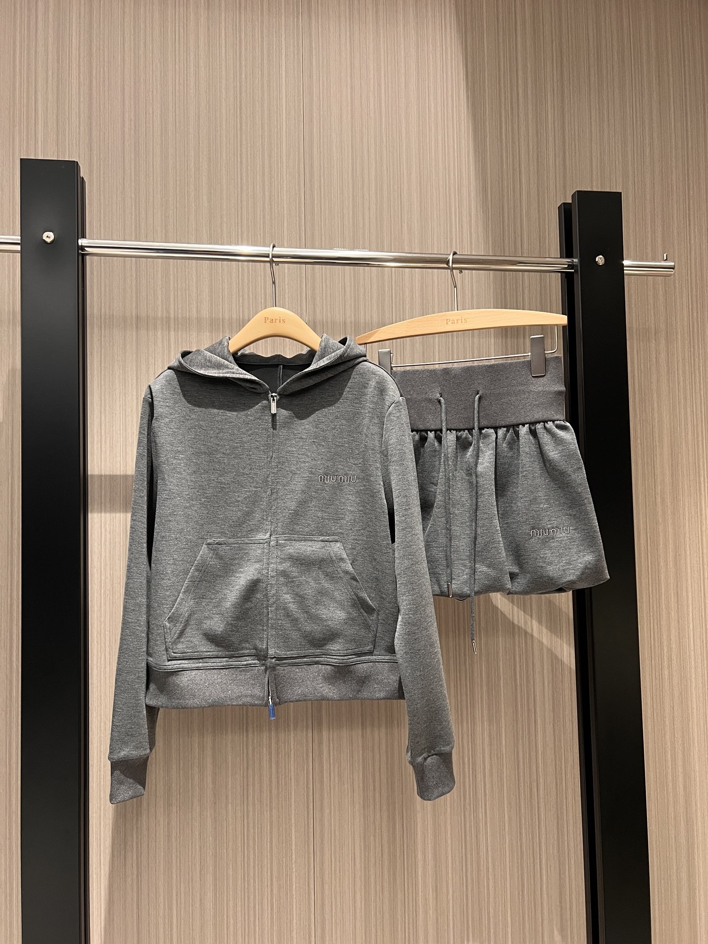 NO:311470,New style of hooded sweatshirt jacket tunic bubble skirt flower bud skirt shorts lined with embroidered miu letter decoration air cotton casual comfortable age-reducing versatile dark blue gray SML, miumiu, hoodie, sweatshirts, skirts, shorts, jackets & coats, hats, alexander wang19860909新款来袭连帽卫衣外套束腰泡泡半裙 花苞裙 短裤内衬刺绣miu字母装饰 空气棉 休闲舒适 减龄百搭 深蓝灰色 SML,,miumiu,hoodie,sweatshirts,skirts,shorts,jackets & coats,hats,alexander wang,Women's clothing