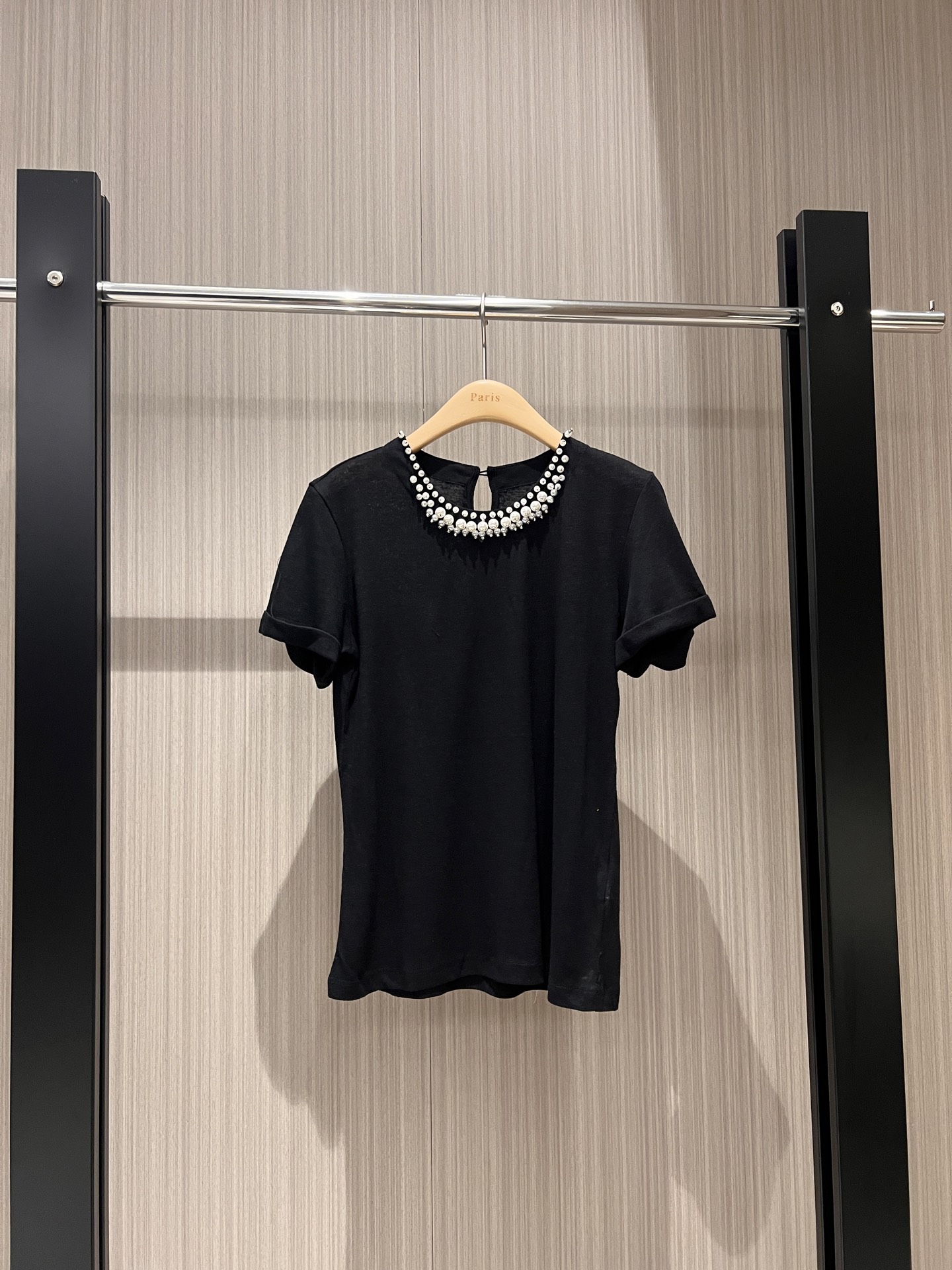 NO:311474,New neckline heavy industry diamond bead decoration minimalist T-shirt rolled sleeve design Bamboo joint cotton casual age-reducing exquisite and versatile black and white SML, tees, t-shirt, alexander wang19860909新款领口重工镶钻钉珠装饰极简T恤卷边袖设计 竹节棉 休闲减龄精致百搭 黑白 SML,,tees，t-shirt,alexander wang,Women's clothing