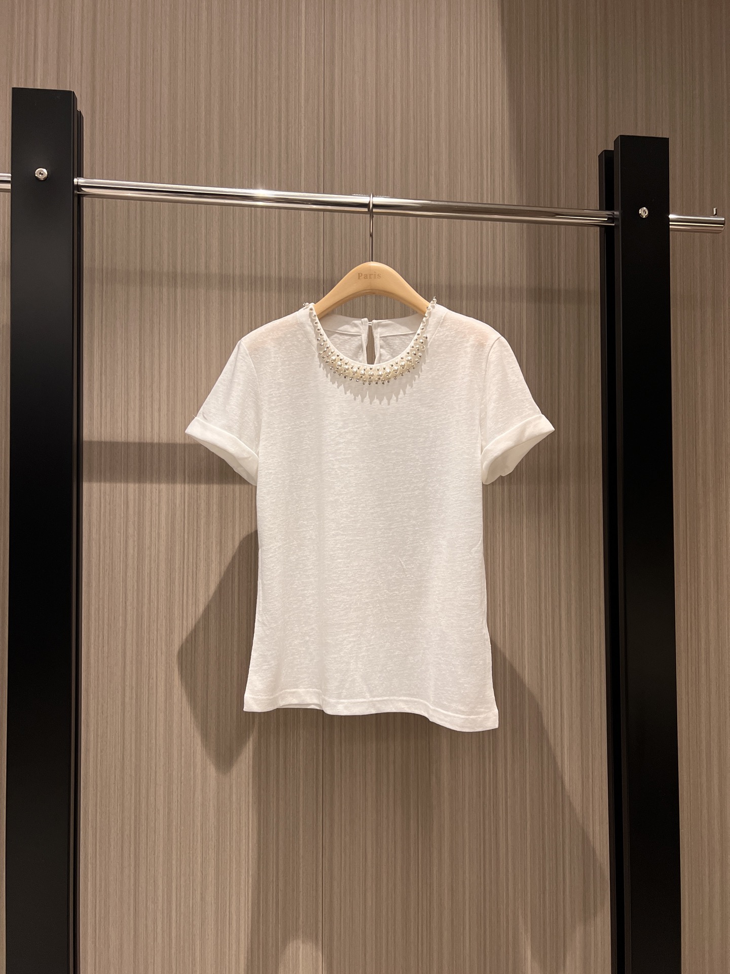 NO:311478,New neckline heavy industry diamond bead decoration minimalist T-shirt rolled sleeve design Bamboo joint cotton casual age-reducing exquisite and versatile black and white SML, tees, t-shirt, alexander wang19860909新款领口重工镶钻钉珠装饰极简T恤卷边袖设计 竹节棉 休闲减龄精致百搭 黑白 SML,,tees，t-shirt,alexander wang,Women's clothing