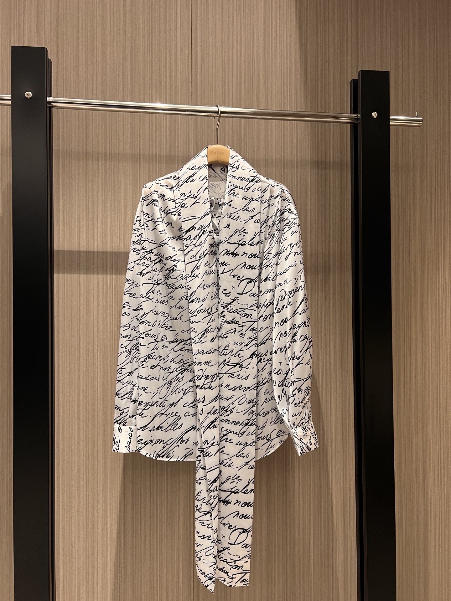 NO:311488,New French streamer design, signature logo letter printed lantern sleeve shirt, vacation style, loose and lazy, tied bow and elegant commuting SML, alexander wang19860909新款来袭法式飘带设计 签名logo字母印花灯笼袖衬衣 度假风多种穿搭 宽松慵懒 系带蝴蝶结优雅通勤 SML,,alexander wang,Women's clothing