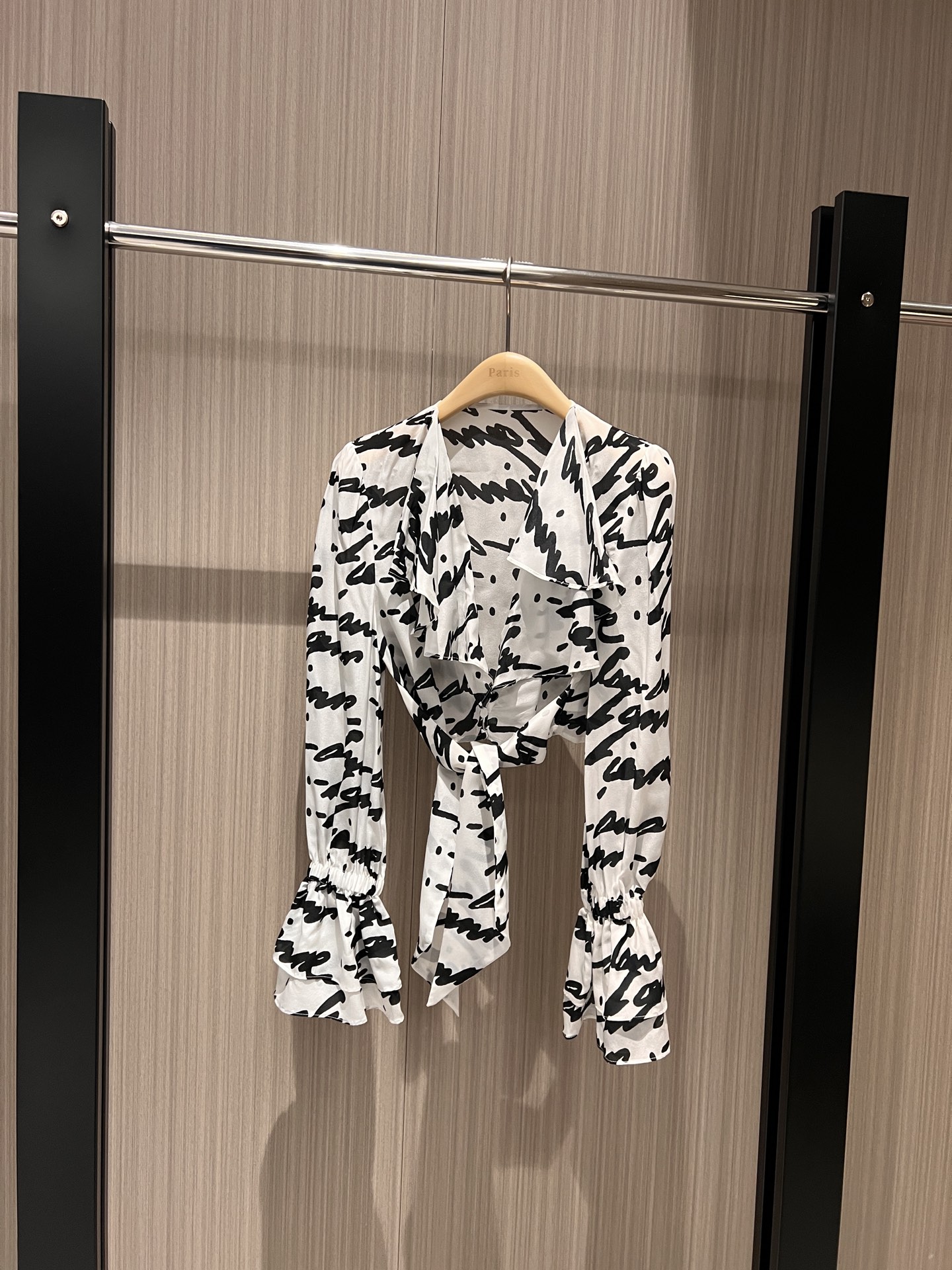 NO:311494,New style is coming in ruffled V-neck belt short silk shirt, horn lace puff sleeve hem tie knot, elegant temperament, silk double-good female celebrity SML, real silk, alexander wang19860909新款来袭荷叶边V领系腰带短款真丝衬衣 喇叭花边泡泡袖下摆系带打结 气质优雅 真丝双绝御女名媛 SML,,real silk,alexander wang,Women's clothing