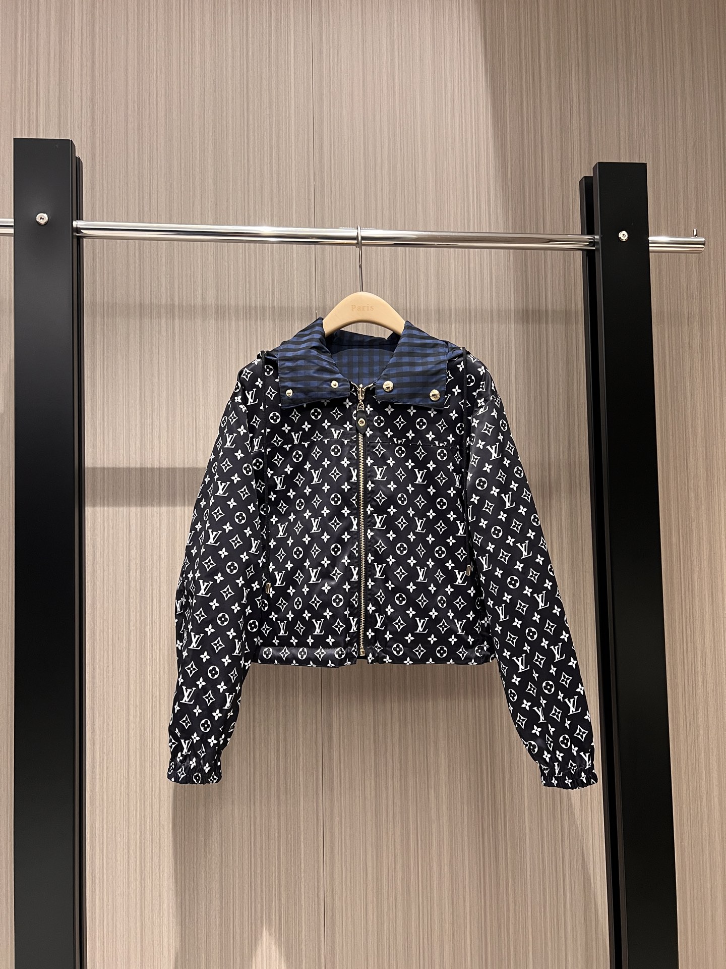 NO:311523,New two-sided black presbyterian blue-black plaid hooded short windbreaker jacket hat zipper to shawl elastic cuffs hem drawstring hardware accessories open mold loose and casual age-reducing versatile SML,,jackets & coats,shawls,hats,alexander wang19860909新款两面穿 黑色老花拼蓝黑格子连帽短款风衣外套帽子可拉链变披肩 袖口松紧 下摆抽绳 五金配件开模宽松休闲 减龄百搭 SML,,jackets & coats,shawls,hats,alexander wang,Women's clothing