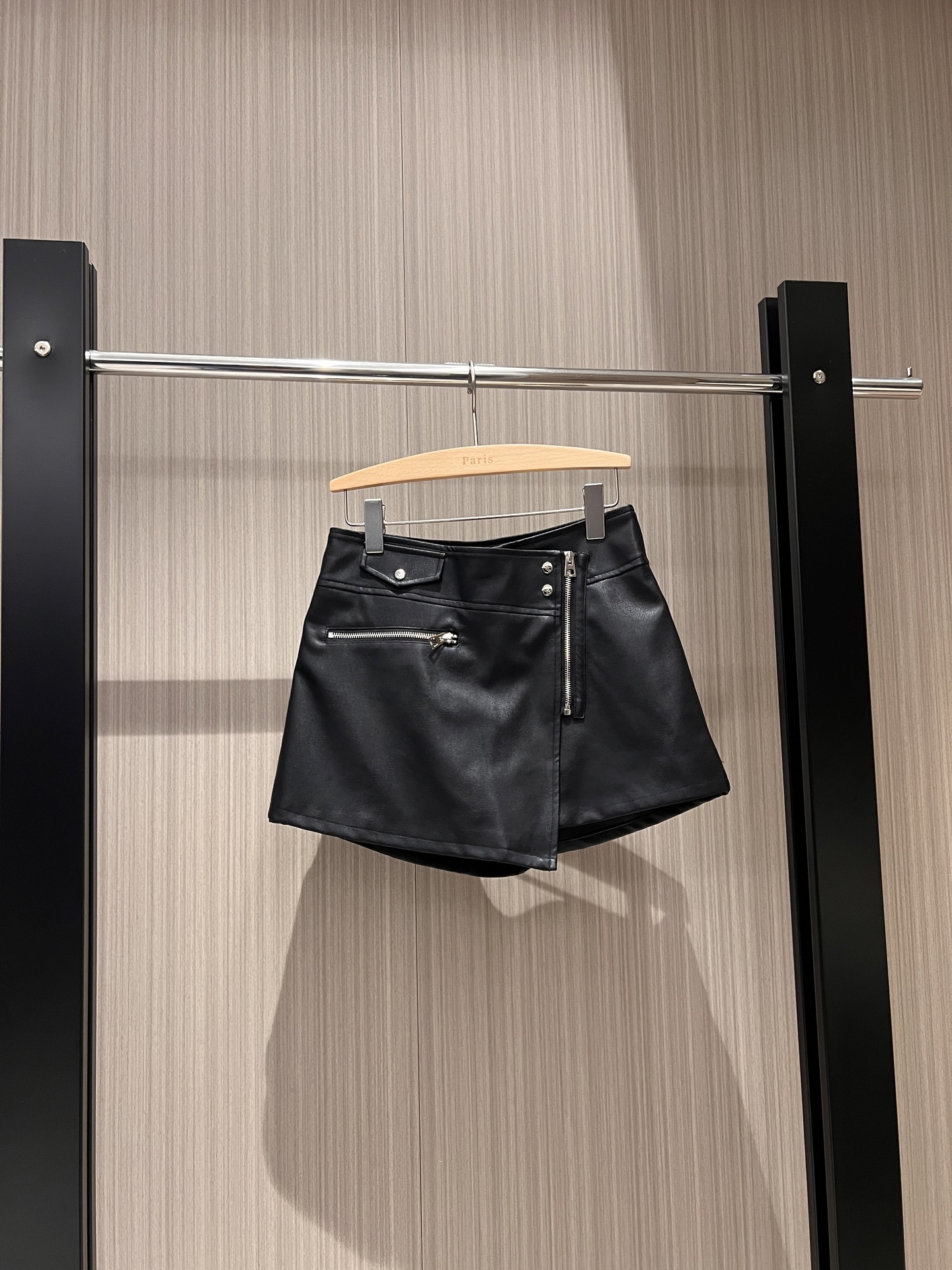 NO:311505,New asymmetrical zipper design leather shorts, back waist rivet logo letters sweet and cool, versatile, age-reducing must-have, royal sister style SML, shorts, alexander wang19860909新款不对称拉链设计皮革短裤 后腰铆钉logo字母甜酷百搭 减龄必备 御姐范SML,,shorts,alexander wang,Women's clothing