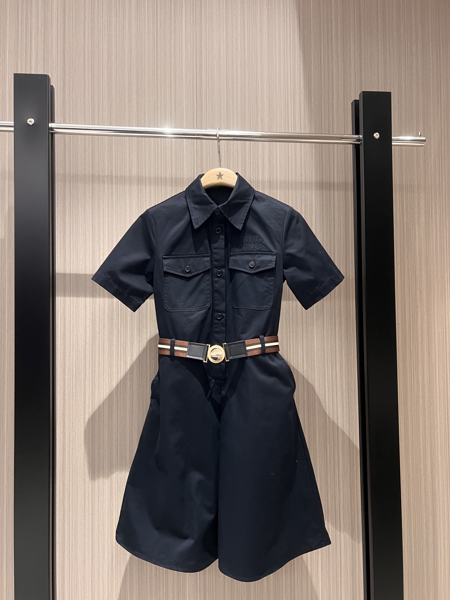 NO:312001,New college style lapel short-sleeved dress, delivery of gold buckle striped belt decorative chest pocket embroidery Miu letter logo, pockets on both sides, simple temperament, casual and age-reducing, not picky SML 8,,miumiu, skirts, T-shirt, alexander wang19860909新款学院风翻领短袖连衣裙 配送金扣条纹腰带装饰胸前口袋贴布刺绣Miu 字母logo 两侧有口袋 简约气质 休闲减龄 不挑人SML 8,,miumiu,skirts,T-shirt,alexander wang,Women's clothing