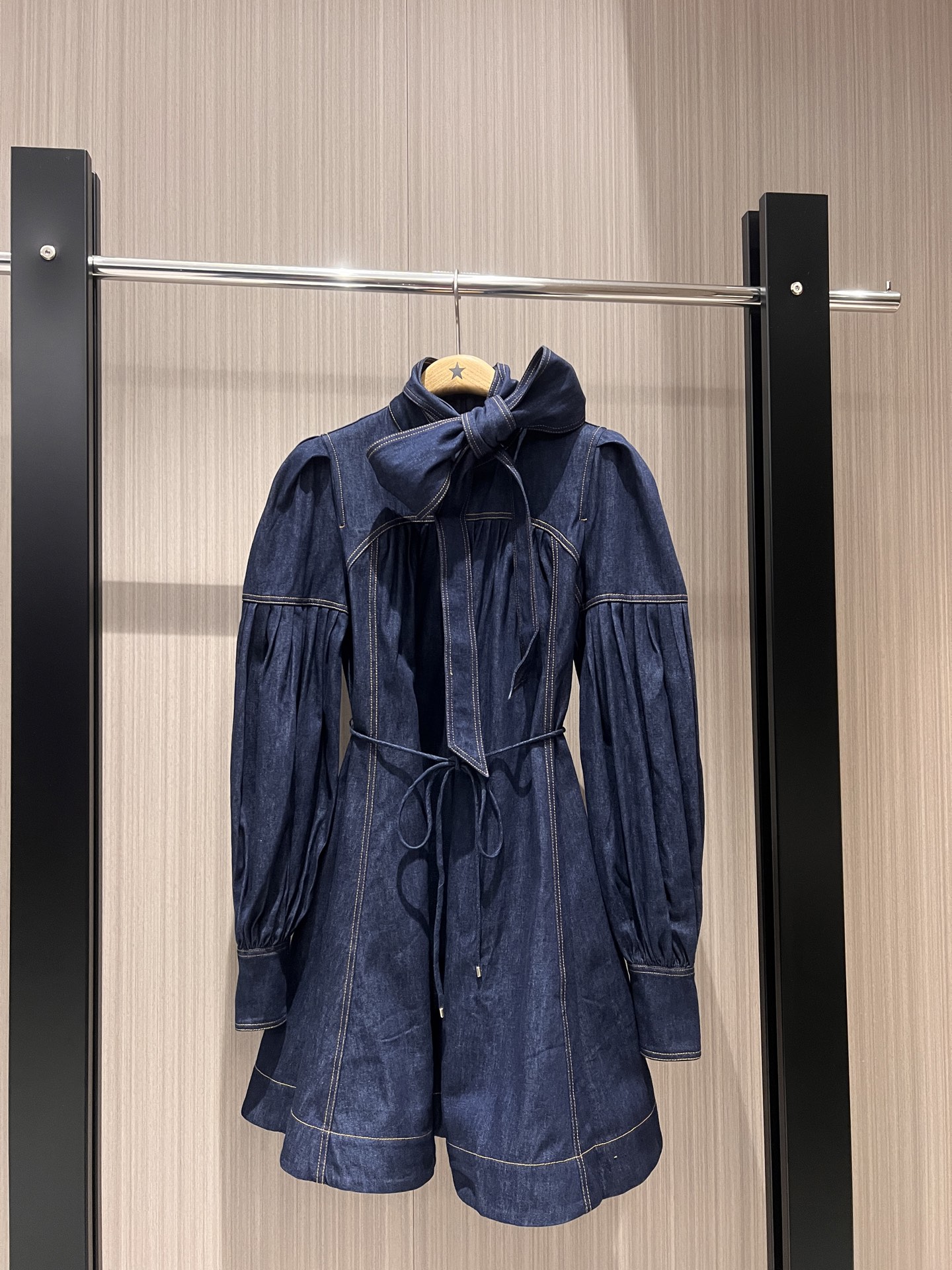 NO:312004,New ZIMMERMANN stand-up collar lantern sleeve denim dress with streamer decoration bow court style lantern puff sleeves Doll A-line style belt waistband decoration sweet and cute temperament reduce age good girl SML, skirts, alexander wang19860909新款ZIMMERMANN 立领灯笼袖牛仔连衣裙 飘带装饰系蝴蝶结宫廷风灯笼泡泡袖 娃娃A字版型 系腰带收腰装饰甜美可爱 气质减龄 乖乖女 SML,,skirts,alexander wang,Women's clothing