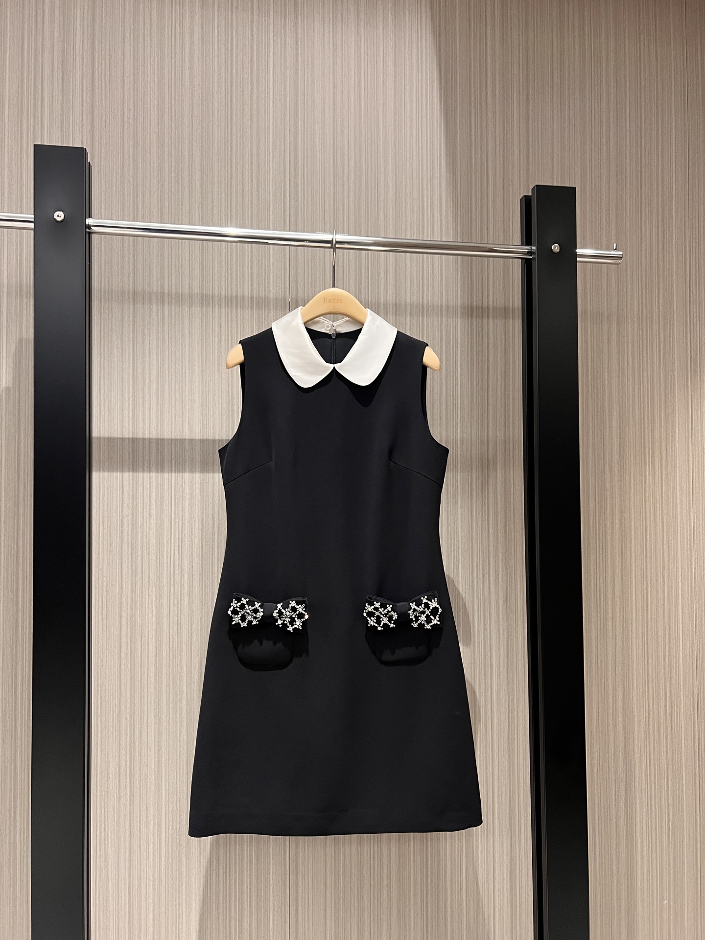 NO:312008,New contrasting color doll collar sleeveless vest dress with beads and diamond bow pocket decoration slim fit and slim, sweet and cute, essential for age reduction, black and white S-,,skirts,alexander wang19860909新款撞色娃娃领无袖背心连衣裙钉珠镶钻蝴蝶结口袋装饰 修身显瘦 甜美可爱 减龄必备黑色白色 S-,,skirts,alexander wang,Women's clothing