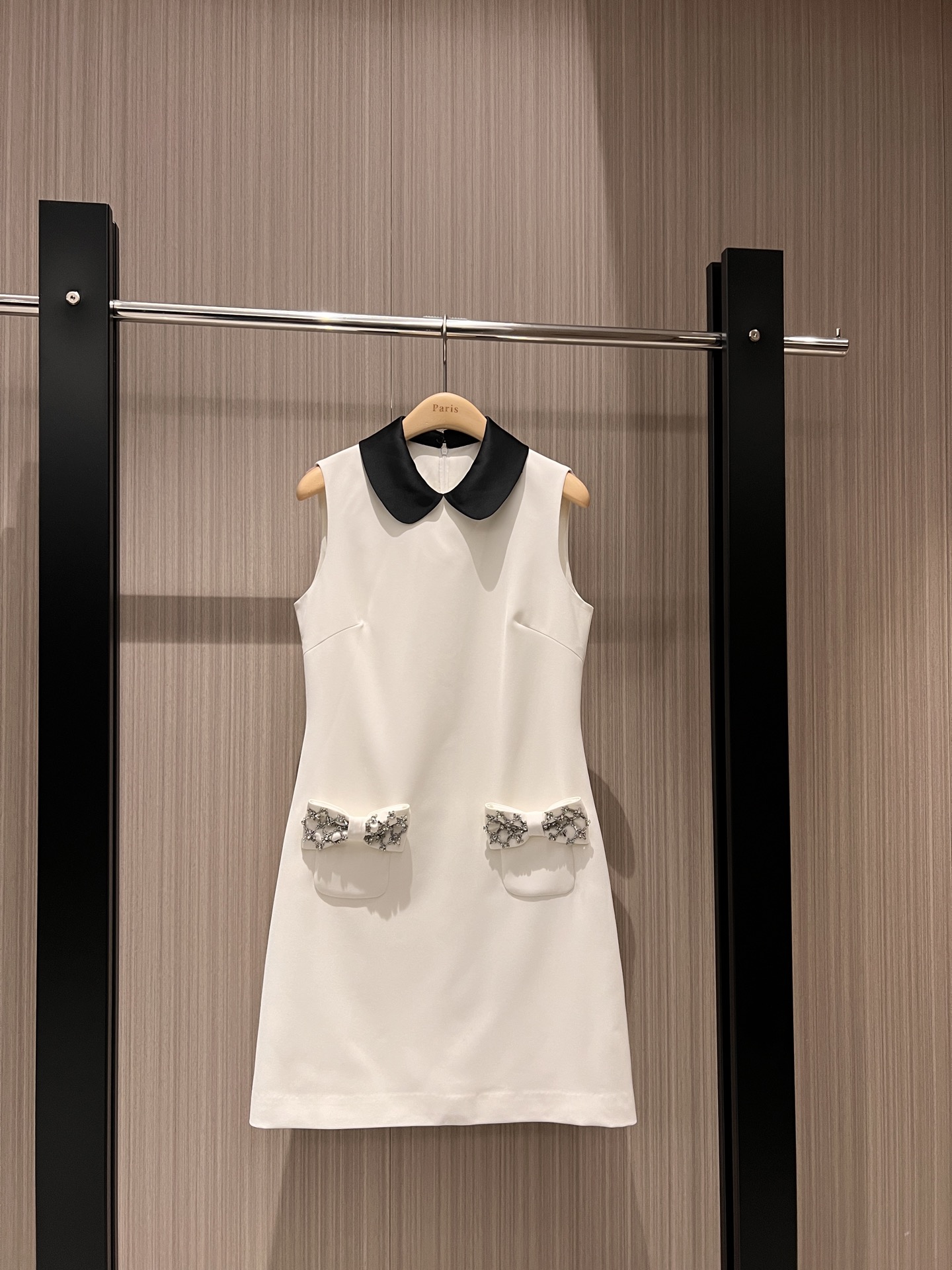 NO:312010,New contrasting color doll collar sleeveless vest dress with beads and diamond bow pocket decoration slim fit and slim, sweet and cute, essential for age reduction, black and white S-XL, skirts, alexander wang19860909新款撞色娃娃领无袖背心连衣裙钉珠镶钻蝴蝶结口袋装饰 修身显瘦 甜美可爱 减龄必备黑色白色 S-XL,,skirts,alexander wang,Women's clothing