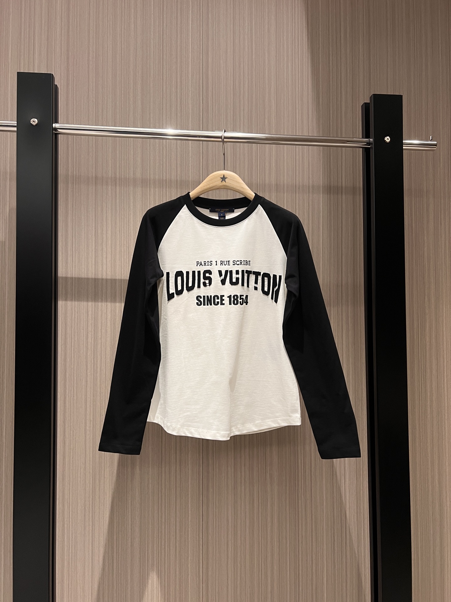 NO:312013,New patch embroidered logo letters rag-shoulder long-sleeved T-shirt American retro casual and age-reducing fashion and versatile SML, tees, t-shirt, alexander wang19860909新款贴布绣logo字母插肩长袖T恤美式复古 休闲减龄 时尚百搭SML,,tees，t-shirt,alexander wang,Women's clothing