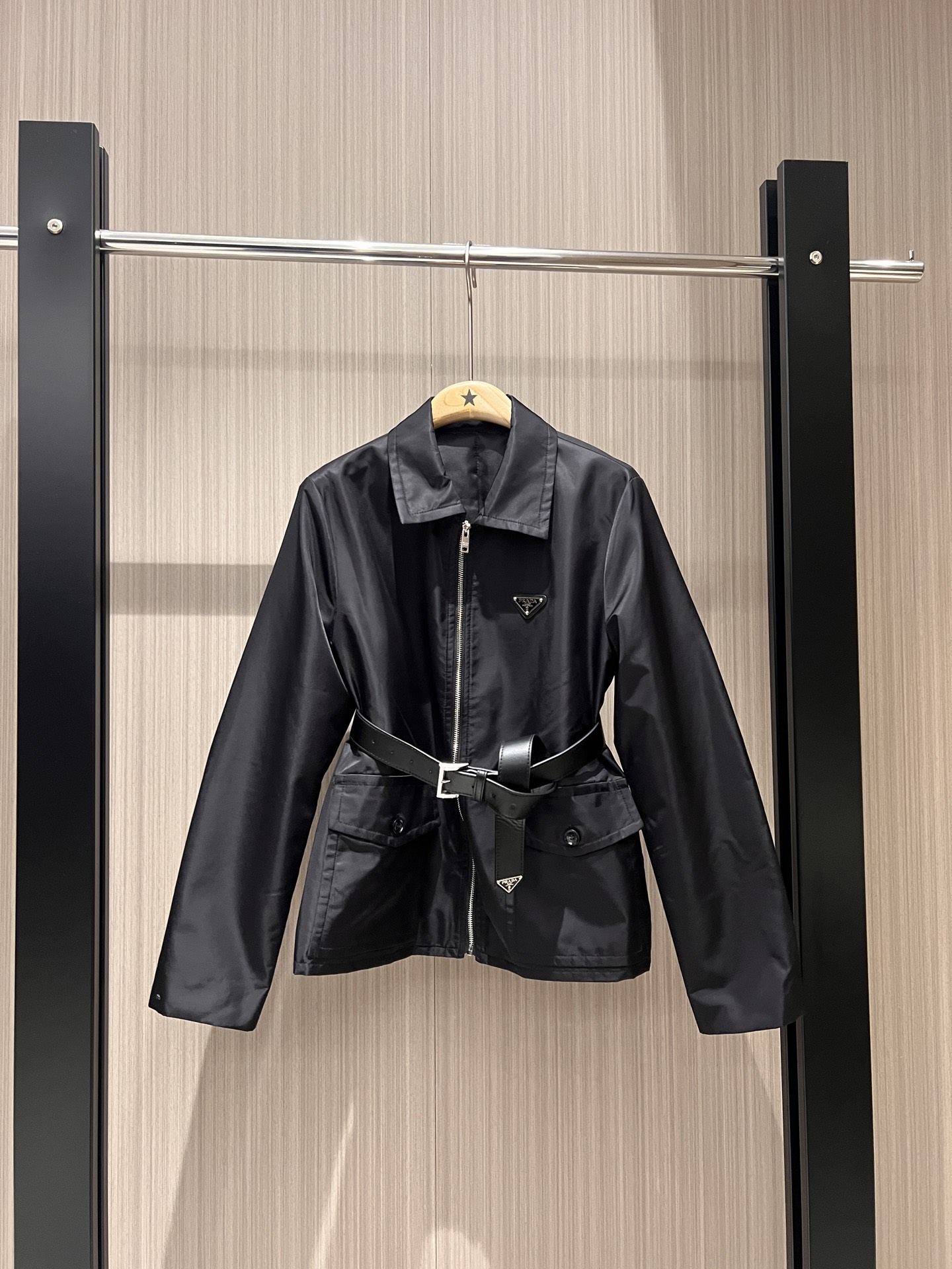 NO:312410,New model recommended lapel nylon windbreaker jacket with belt decoration, waist slimming, chest triangle logo, large pockets on both sides, loose and casual, cool and versatile, black and white SML,, jackets & coats, jackets & coats, alexander wang19860909新款推荐翻领尼龙风衣夹克外套配腰带装饰 收腰显瘦 胸前三角徽标 两侧大口袋装饰宽松休闲 帅酷百搭 黑色白色 SML,,jackets & coats,jackets & coats,alexander wang,Women's clothing