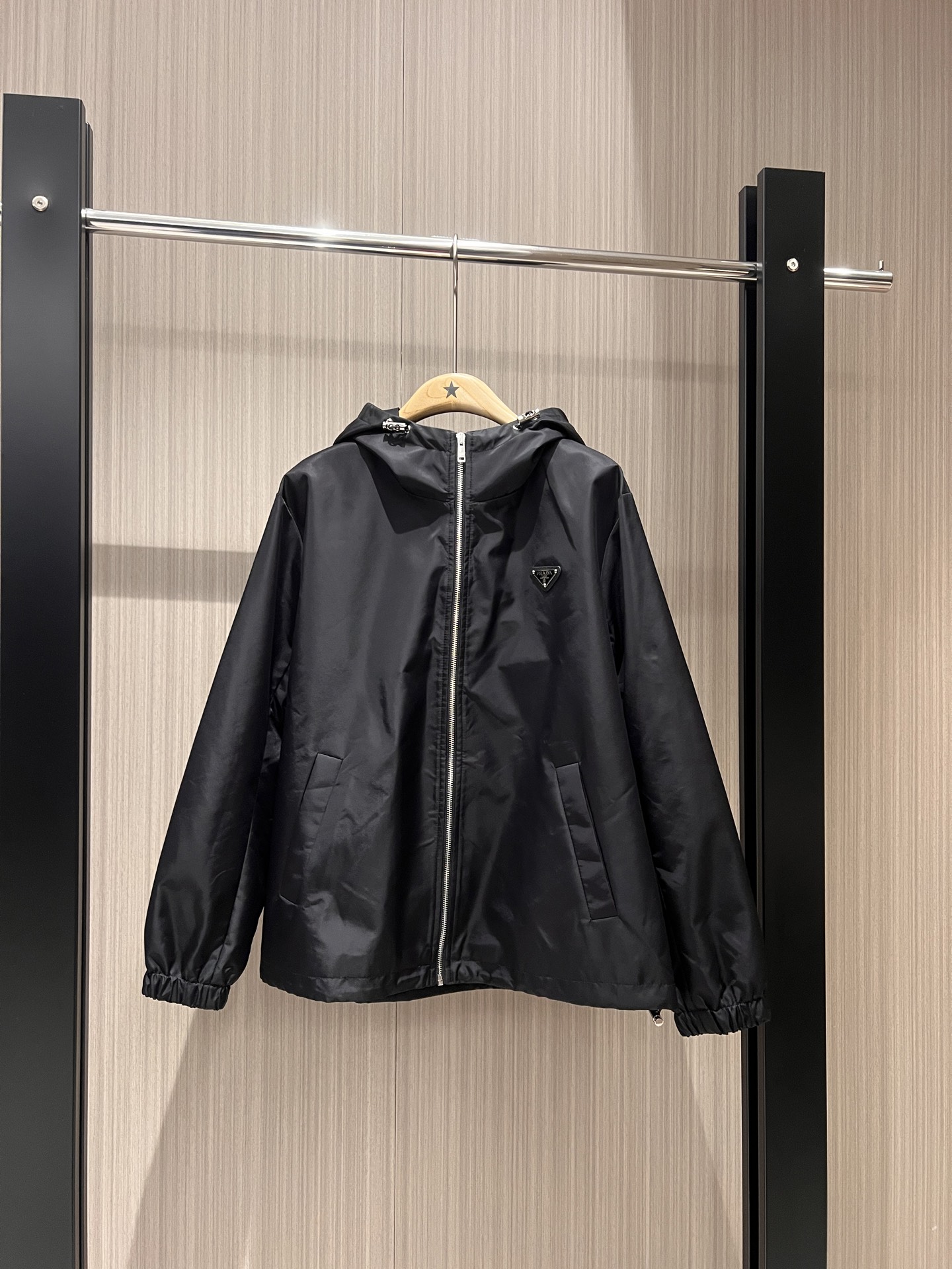 NO:312418,New style recommended hooded nylon loose windbreaker jacket classic triangle logo decoration on chest, drawstring waist sporty and casual, age-reducing versatile windproof, sun protection, black gray and white SML,, jackets & coats,hats,alexander wang19860909新款推荐连帽尼龙宽松风衣外套胸前经典三角徽标装饰 下摆可抽绳收腰 运动休闲 减龄百搭 防风防晒黑色灰色白色 SML,,jackets & coats,hats,alexander wang,Women's clothing