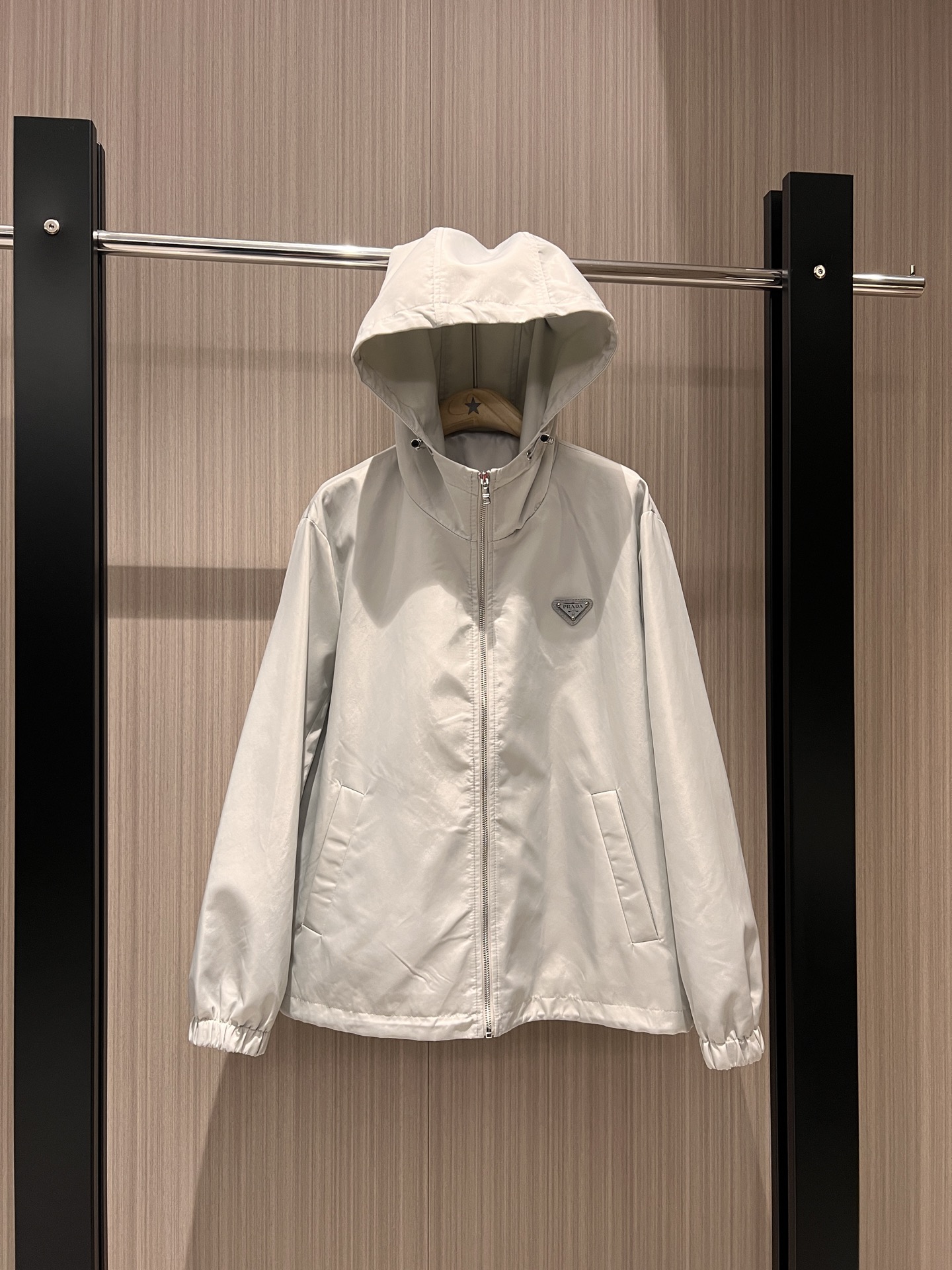 NO:312403,New style recommended hooded nylon loose windbreaker jacket classic triangle logo decoration on chest, drawstring waist sporty and casual, age-reducing versatile windproof, sun protection, black gray and white SML,, jackets & coats,hats,alexander wang19860909新款推荐连帽尼龙宽松风衣外套胸前经典三角徽标装饰 下摆可抽绳收腰 运动休闲 减龄百搭 防风防晒黑色灰色白色 SML,,jackets & coats,hats,alexander wang,Women's clothing