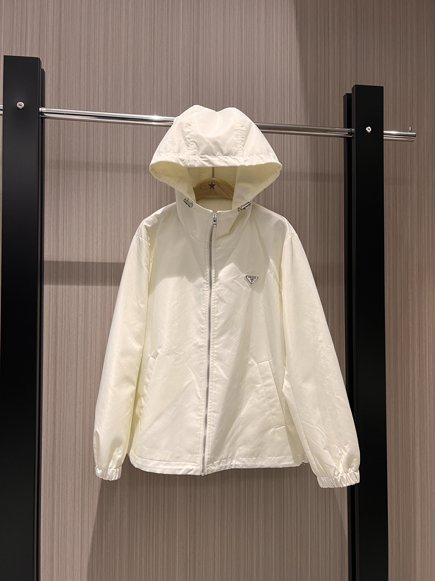 NO:312407,New style recommended hooded nylon loose windbreaker jacket classic triangle logo decoration on chest, drawstring waist slimming on the hem, sports and casual, age-reducing versatile, windproof, sun protection, black gray and white SM,, jackets & coats,hats,alexander wang19860909新款推荐连帽尼龙宽松风衣外套胸前经典三角徽标装饰 下摆可抽绳收腰 运动休闲 减龄百搭 防风防晒黑色灰色白色 SM,,jackets & coats,hats,alexander wang,Women's clothing