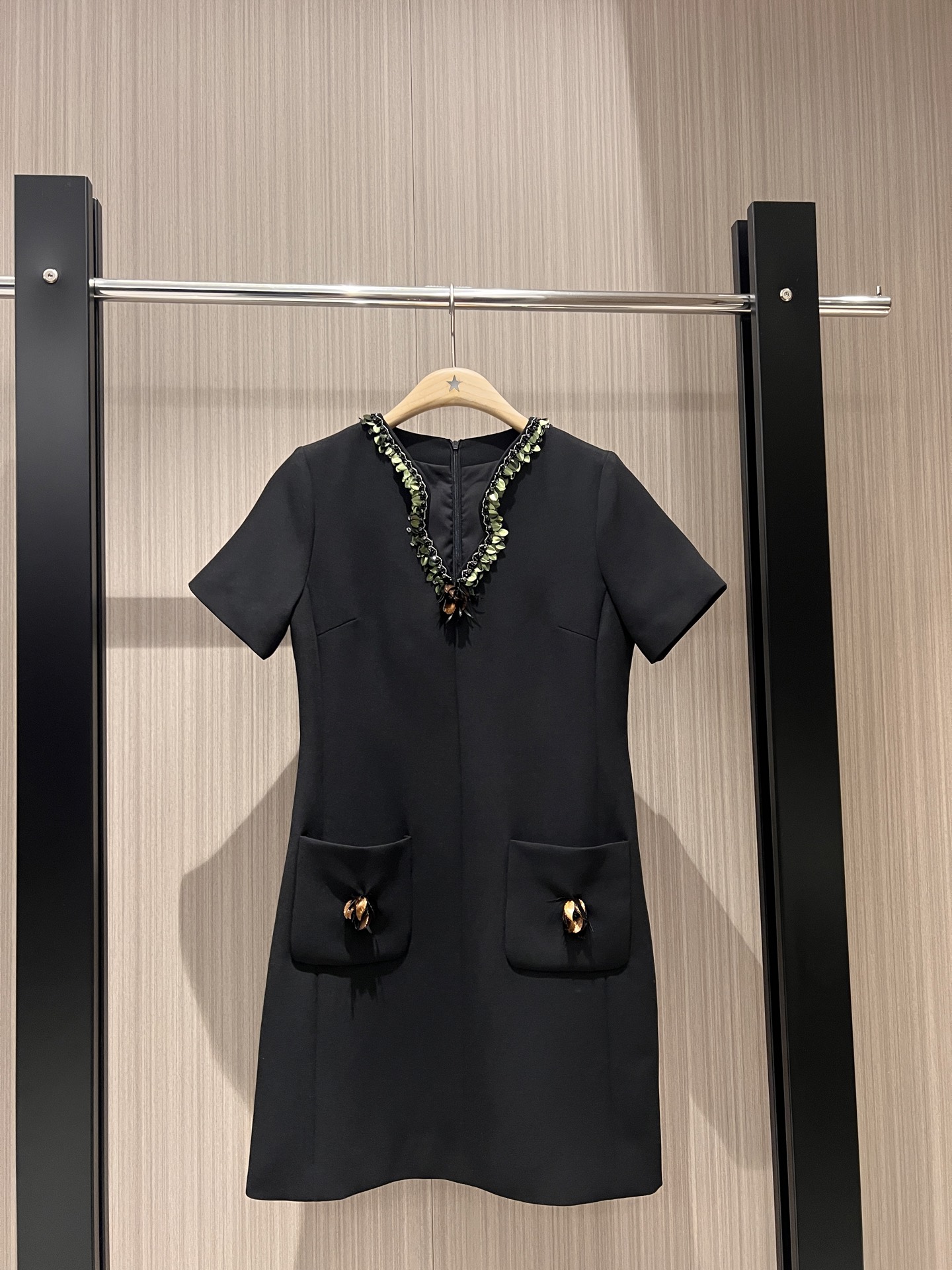 NO:312440,New handmade beaded sequin V-neck dress with pocket decoration on both sides Simple temperament Elegant and intellectual Slim fit black and white S-XL, skirts, alexander wang19860909新款手工钉珠亮片V领连衣裙两侧贴口袋装饰 简约气质 优雅知性 修身显瘦黑色白色 S-XL,,skirts,alexander wang,Women's clothing