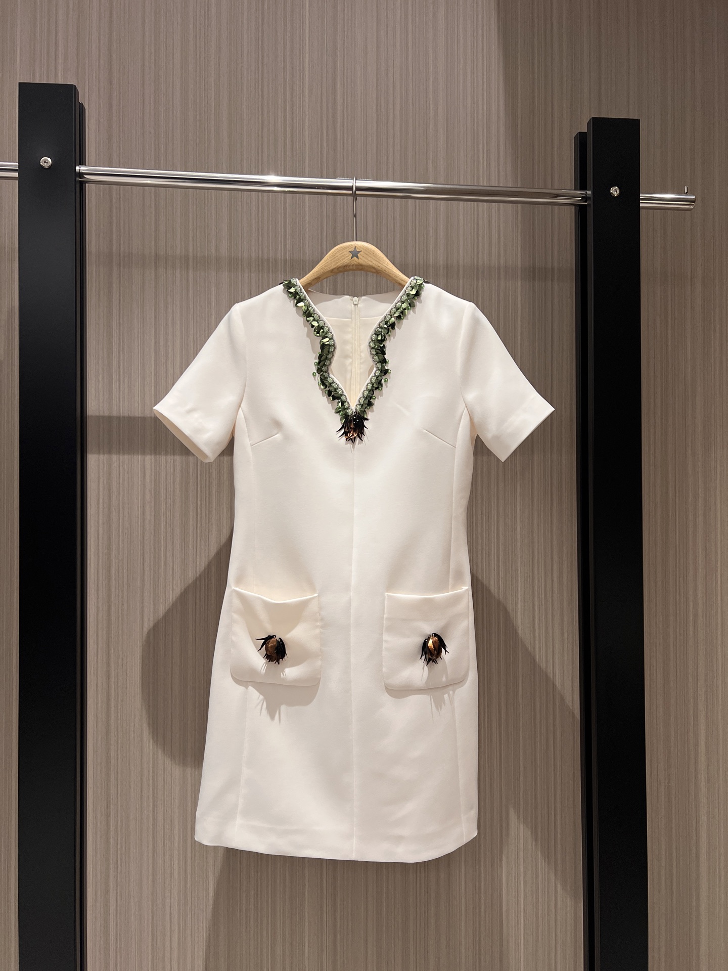 NO:312443,New handmade beaded sequin V-neck dress with pocket decoration on both sides Simple temperament Elegant and intellectual Slim fit black and white S-XL, skirts, alexander wang19860909新款手工钉珠亮片V领连衣裙两侧贴口袋装饰 简约气质 优雅知性 修身显瘦黑色白色 S-XL,,skirts,alexander wang,Women's clothing