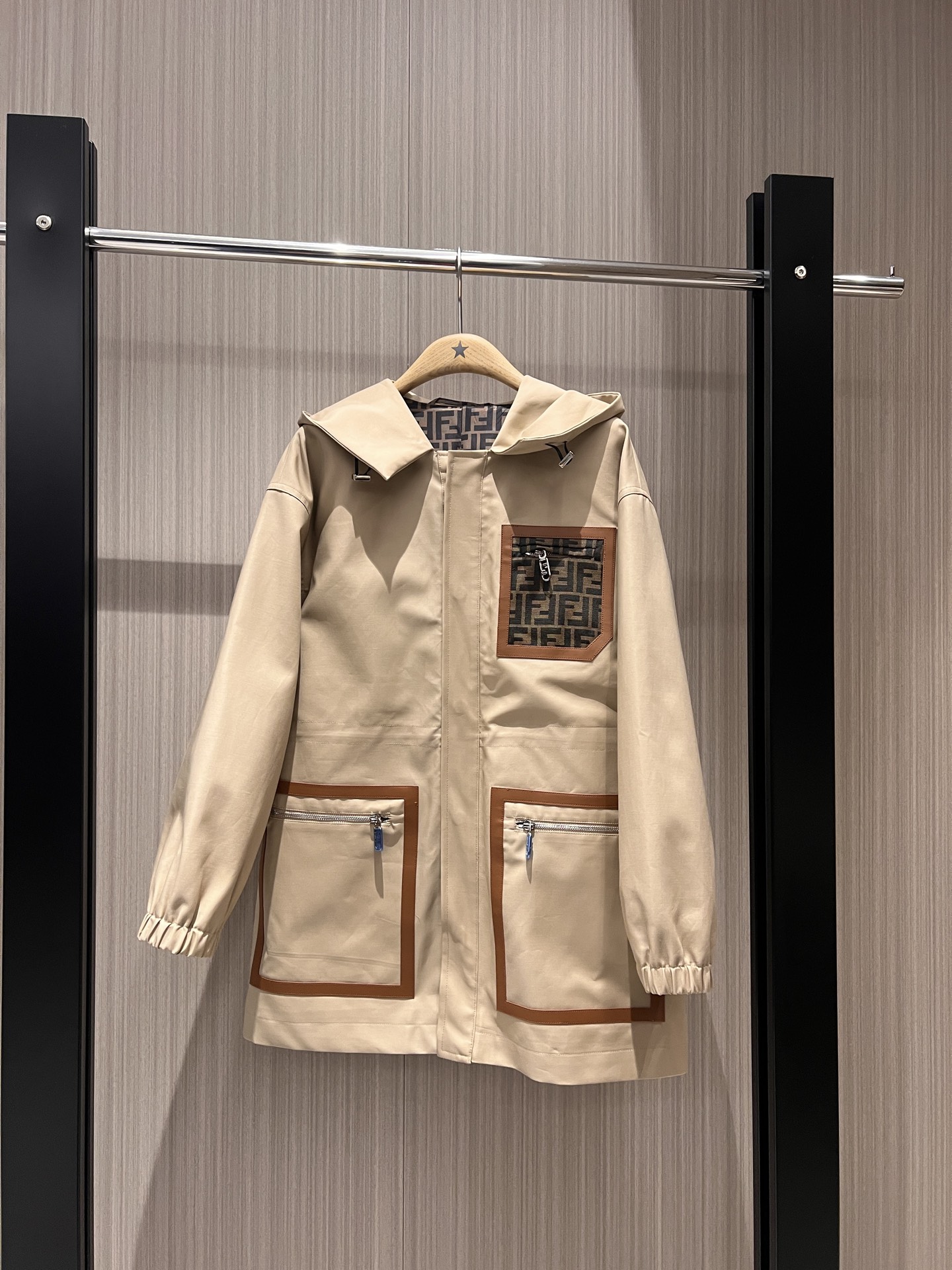 NO:312426,New spliced ​​double F jacquard pocket hooded windbreaker jacket mid-length style, drawstring at waist adjustment, classic double F lining, sweet and cool, hardware accessories mold opening, loose and casual, age-reducing versatile SML,, jackets & coats,hats,alexander wang19860909新款拼接双F提花口袋连帽风衣外套中长款 腰部可抽绳收腰调节 经典双F内衬 甜酷派 五金配件开模 宽松休闲 减龄百搭 SML,,jackets & coats,hats,alexander wang,Women's clothing