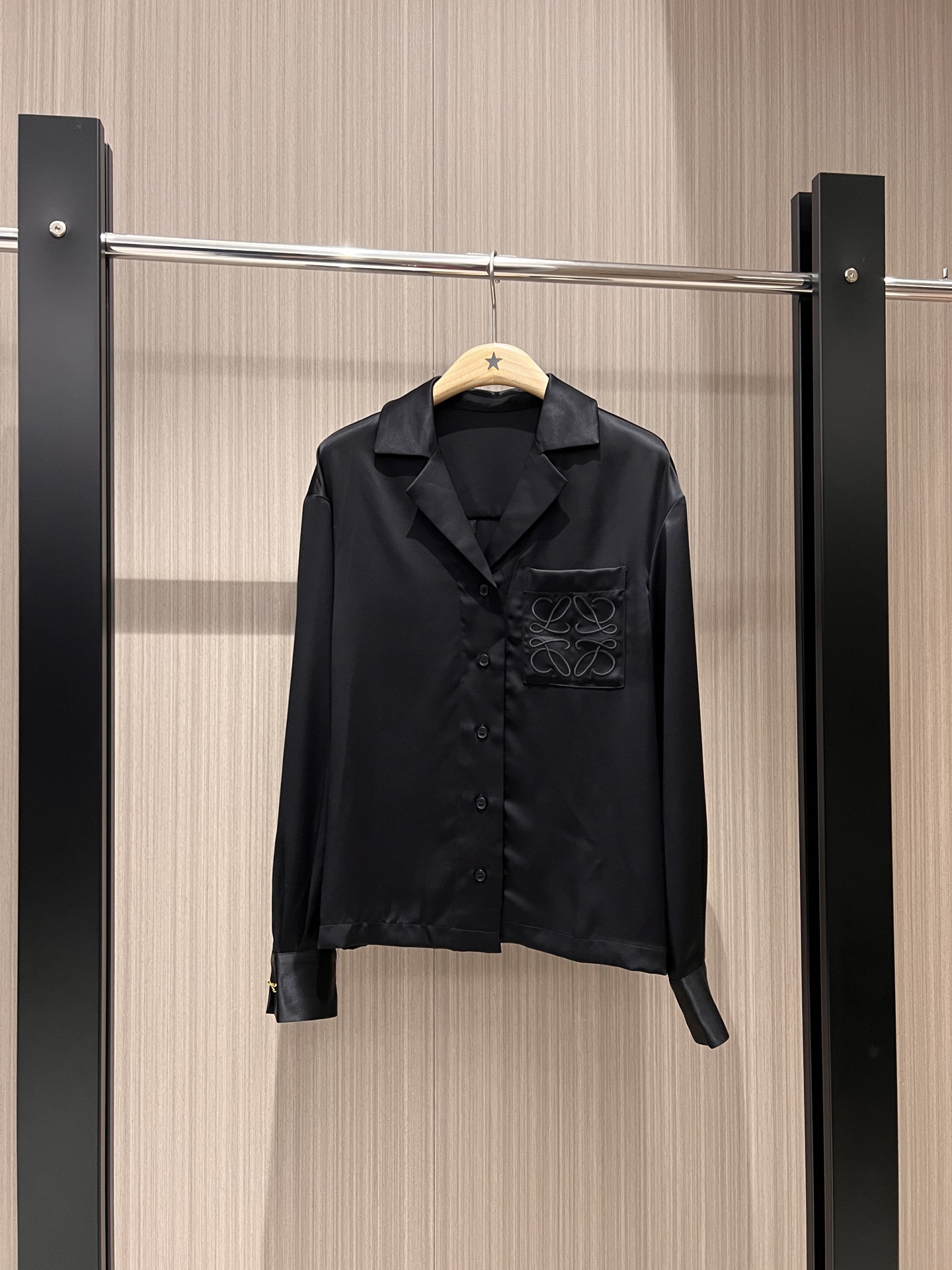 NO:313016,New classic embroidered three-dimensional logo logo pocket decoration loose shirt acetic acid fabric fashionable and lazy commuting versatile temperament age-reducing black and white SML, alexander wang19860909新款经典刺绣立体logo徽标口袋装饰宽松衬衣醋酸面料 时尚慵懒 通勤百搭 气质减龄黑色白色 SML,,alexander wang,Women's clothing