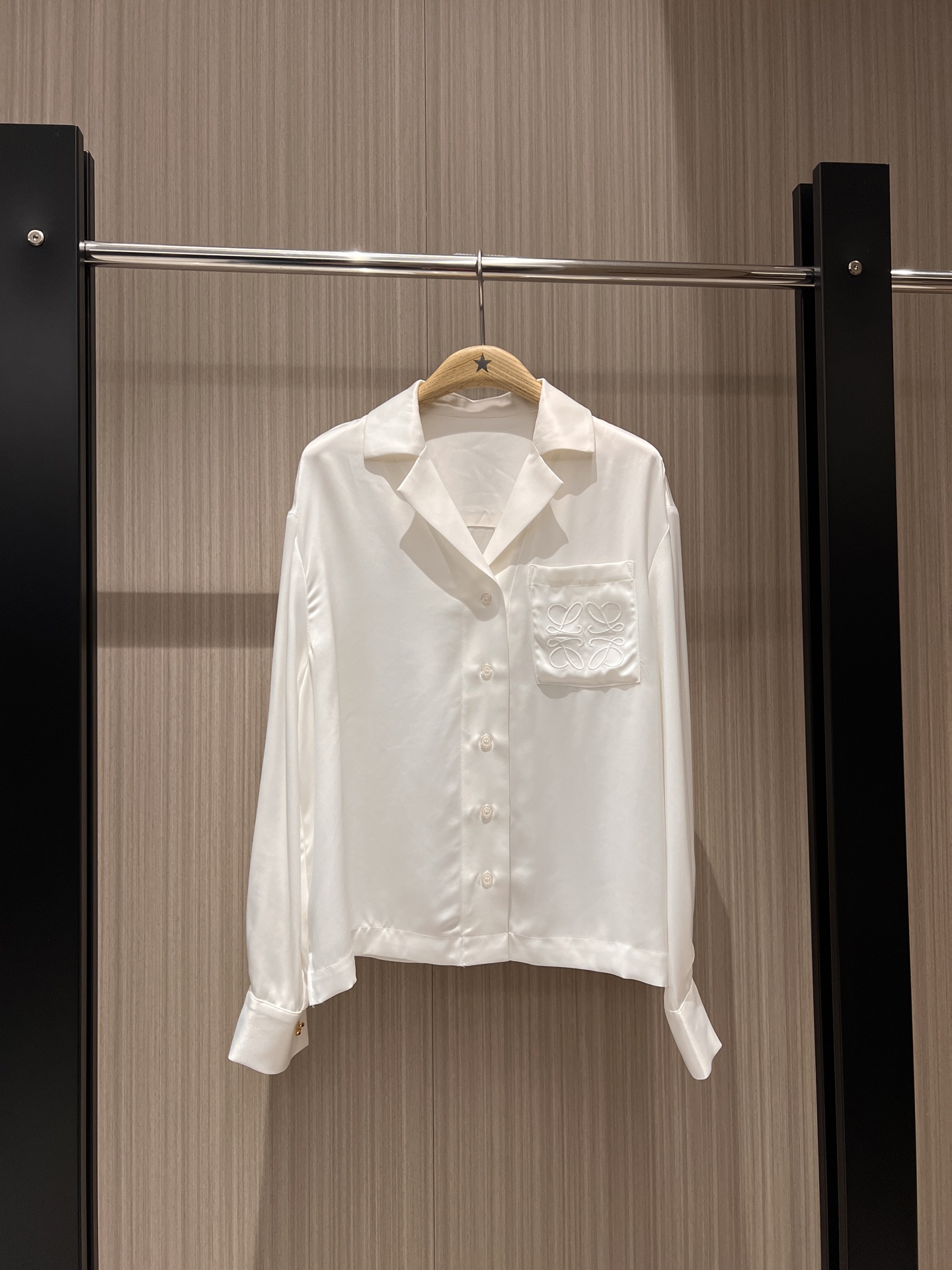 NO:313020,New classic embroidered three-dimensional logo logo pocket decoration loose shirt acetic acid fabric fashionable and lazy commuting versatile temperament age-reducing black and white SML 8,,alexander wang19860909新款经典刺绣立体logo徽标口袋装饰宽松衬衣醋酸面料 时尚慵懒 通勤百搭 气质减龄黑色白色 SML 8,,alexander wang,Women's clothing