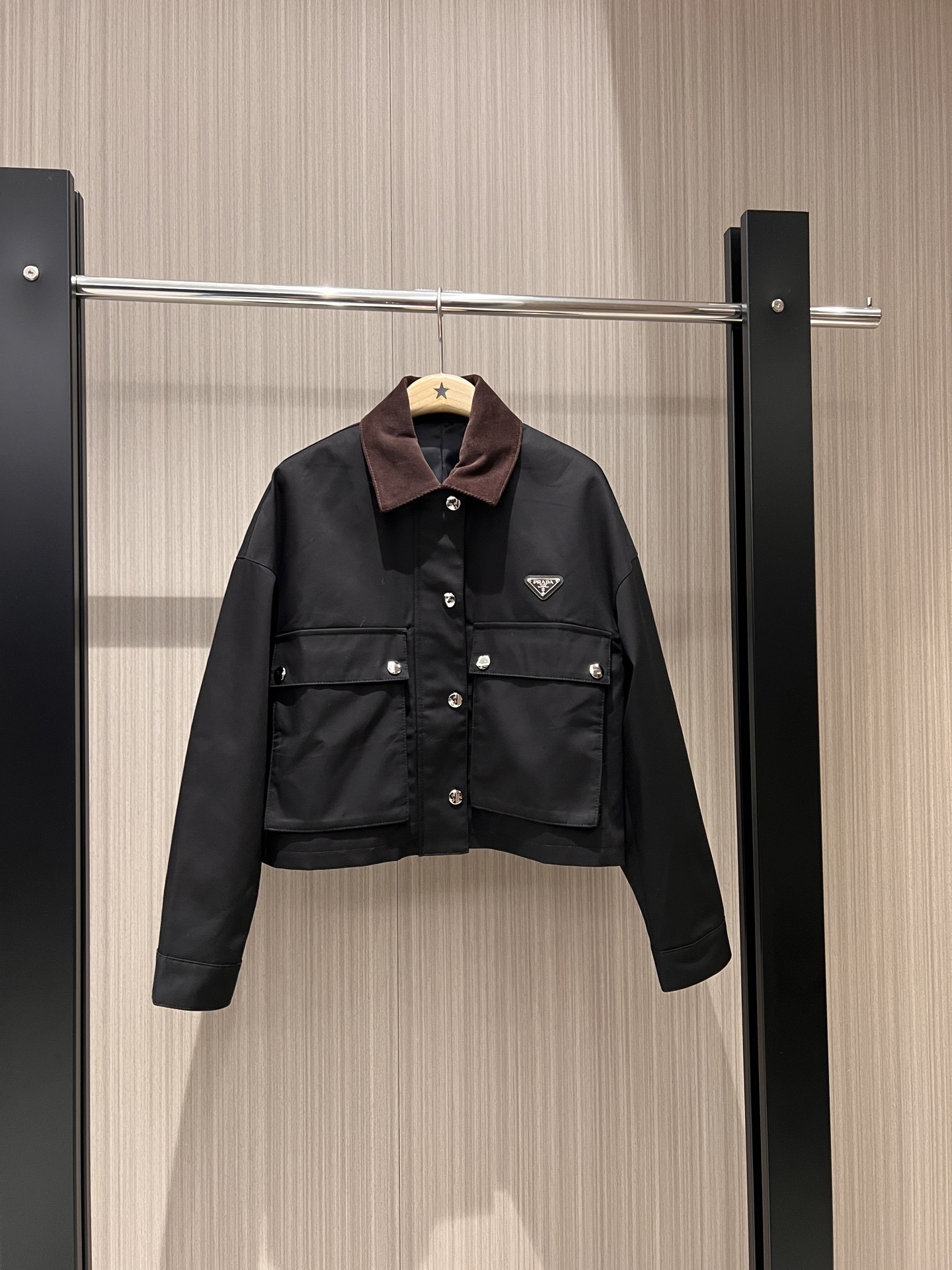 NO:313024,New models recommend classic triangle logo tooling short jacket contrasting color corduroy collar. Large pockets on both sides are decorated in fashionable and casual. Sweet and cool age-reducing. Handy pants and casual skirts. Black and white. SML,, skirts, jackets & coats, alexander wang.19860909新款推荐经典三角徽标工装短款外套撞色灯芯绒衣领 两侧大口袋装饰时尚休闲 甜酷减龄 搭裤子帅气 搭裙子休闲 黑色白色 SML,,skirts,jackets & coats,alexander wang,Women's clothing