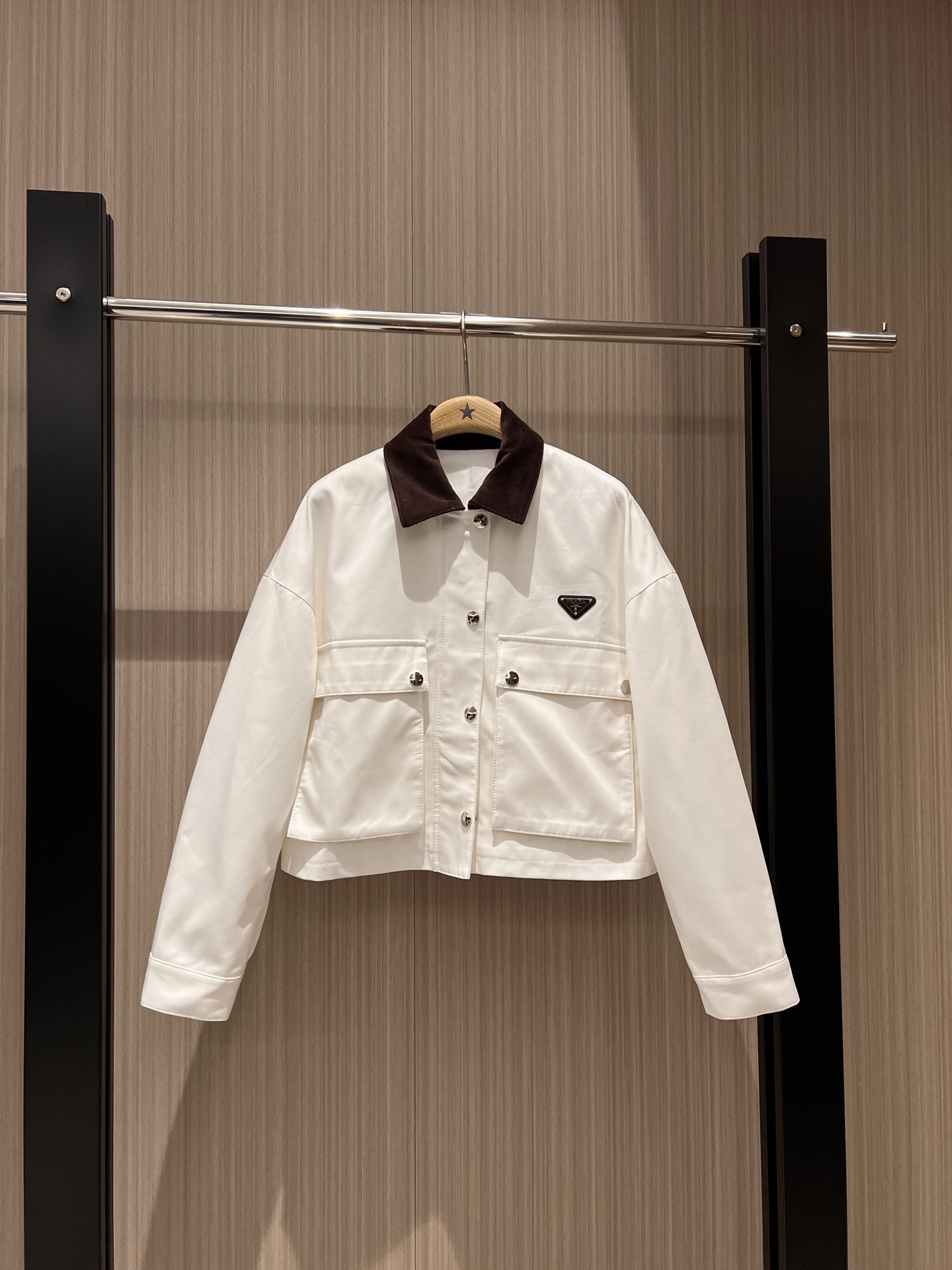 NO:313030,New models recommend classic triangle logo tooling short jacket contrasting color corduroy collar. Large pockets on both sides are decorated in fashionable and casual. Sweet and cool age-reducing. Handy pants and casual skirts. Black and white SML 82,,skirts,jackets & coats,alexander wang19860909新款推荐经典三角徽标工装短款外套撞色灯芯绒衣领 两侧大口袋装饰时尚休闲 甜酷减龄 搭裤子帅气 搭裙子休闲 黑色白色 SML 82,,skirts,jackets & coats,alexander wang,Women's clothing